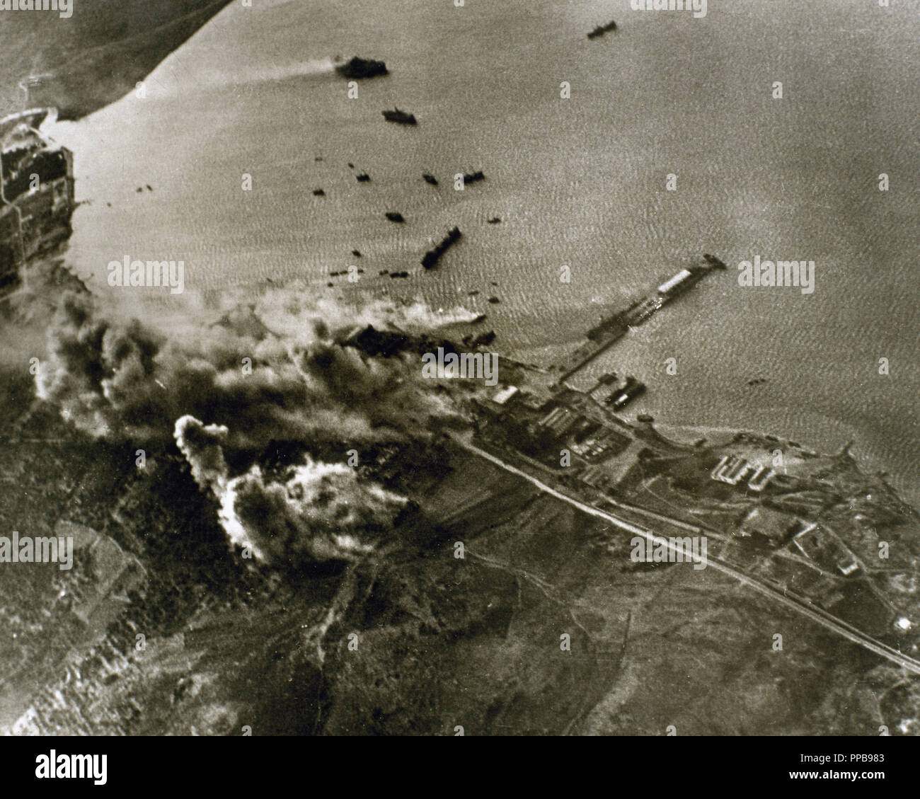 Weltkrieg II. Deutsche Flugzeuge Angriff gegen den Hafen von Kreta. Die deutsche Armee, einmal erobert Griechenland, ergriff die Insel während einer Operation am 2. Mai 1941 gestartet. Stockfoto