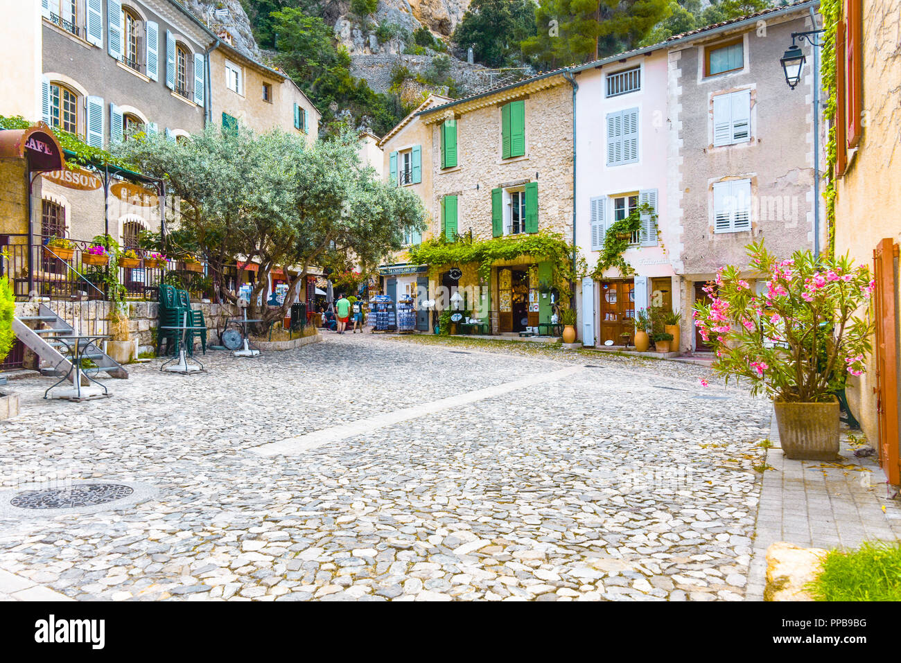 Zentraler Ort der Dorf Moustiers-Sainte-Marie, Provence, Frankreich, Mitglied der schönsten Dörfer von Frankreich, Departement Alpes-de-Haute-Provence Stockfoto