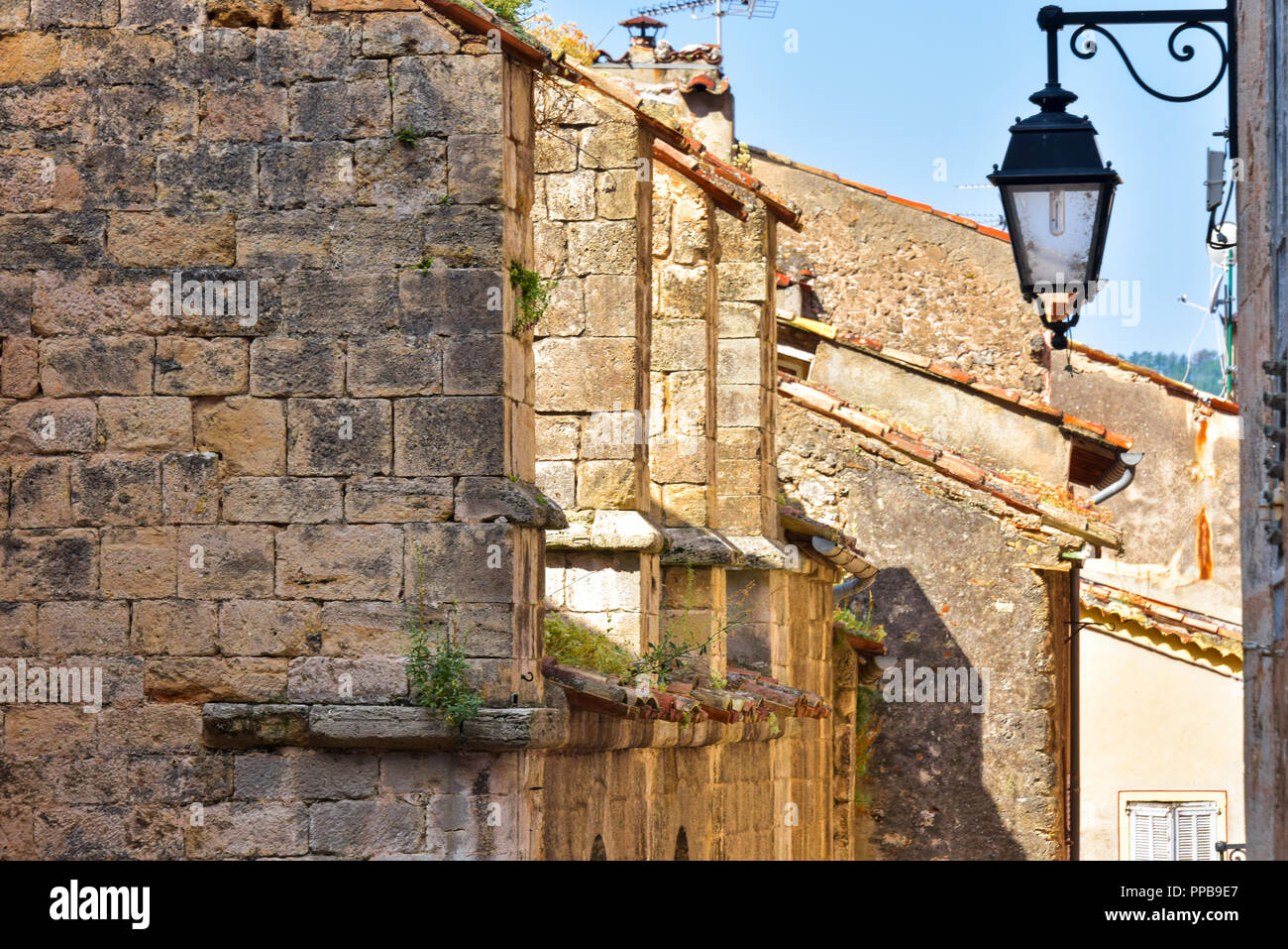 Dorf Moustiers-Sainte-Marie, Provence, Lane mit Kirche, Frankreich, Mitglied der schönsten Dörfer von Frankreich Stockfoto