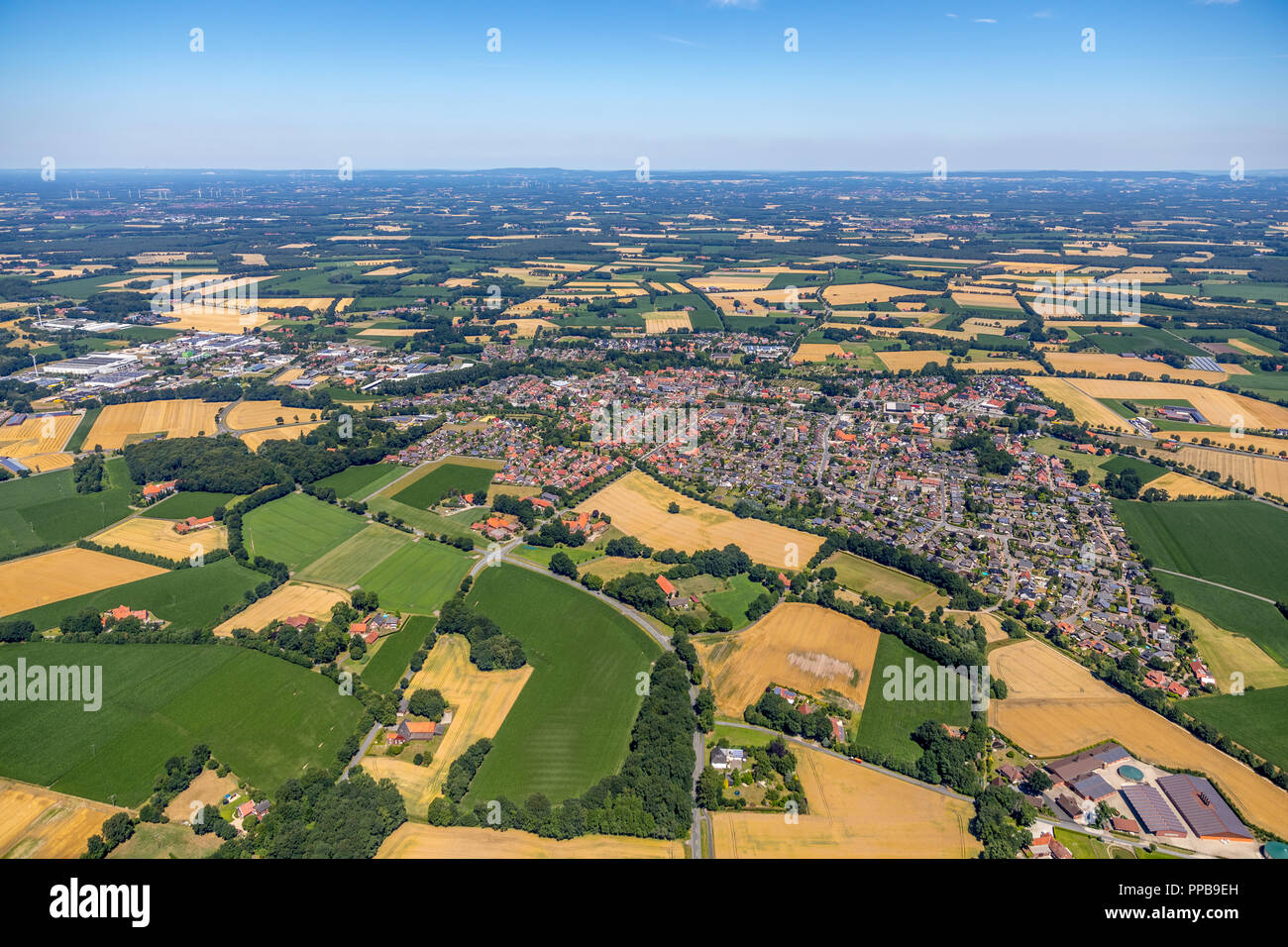 Luftaufnahme, Stadtbild von Beelen, umgeben von Feldern und Wiesen, Hemfeld, Beelen, Münsterland, Nordrhein-Westfalen Stockfoto