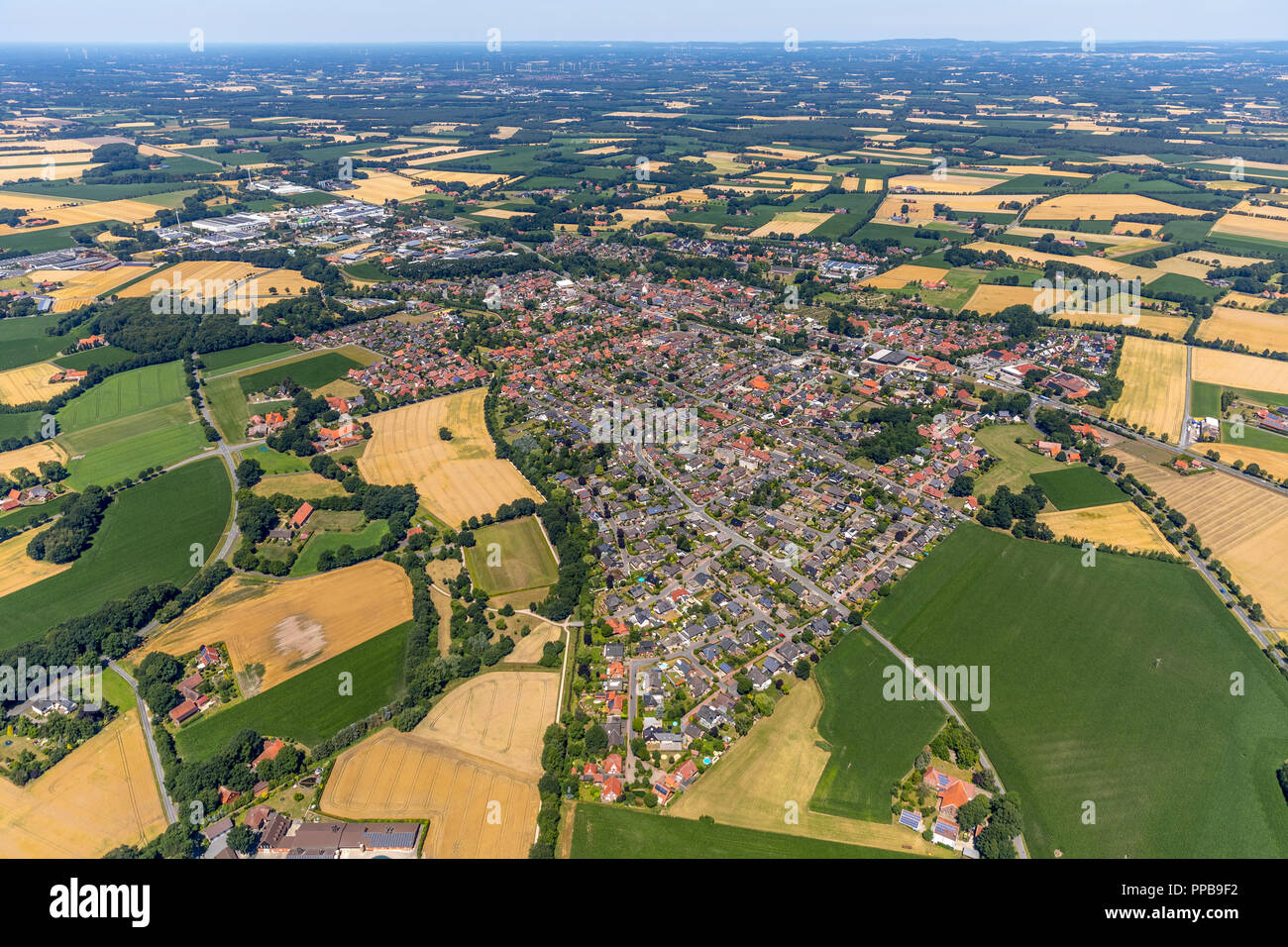 Luftaufnahme, Stadtbild von Beelen, umgeben von Feldern und Wiesen, Hemfeld, Beelen, Münsterland, Nordrhein-Westfalen Stockfoto