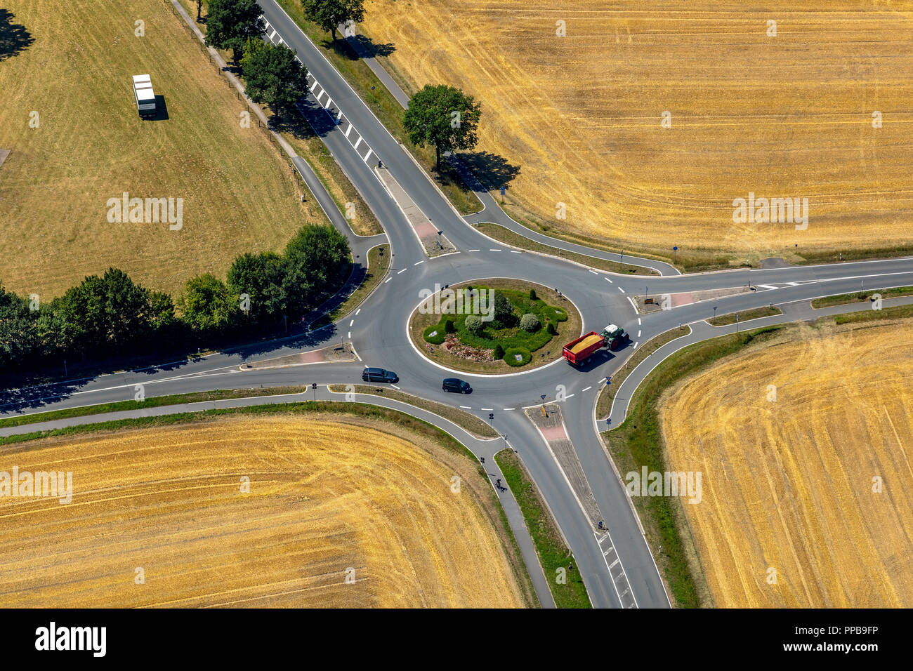 Luftaufnahme, Kreisverkehr zwischen abgeernteten Feldern, Westring, Beelen, Münsterland, Nordrhein-Westfalen, Deutschland Stockfoto