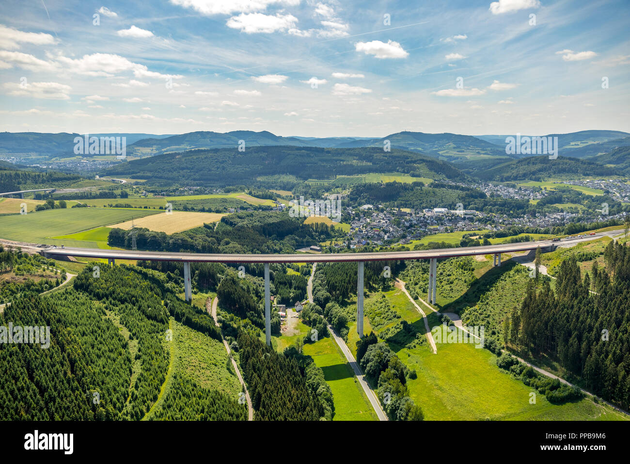 Luftaufnahme, Autobahnbrücke Nuttlar im Bau befindliche Autobahn A46, Bestwig, Sauerland, Nordrhein-Westfalen, Deutschland Stockfoto