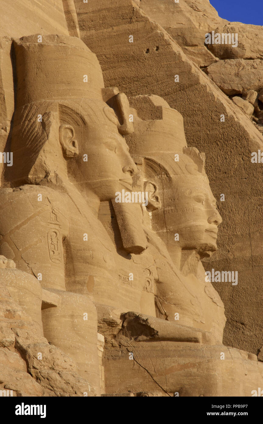 Ägyptische Kunst Großen Tempel von Ramses II. Zwei kolossale Statuen, die den Pharao Ramses II (1290-1224 v. Chr.) Mit dem nemes Kopf sitzt und durch die doppelte Krone überragt. 19. Dynastie. Neuen Reich. Abu Simbel. Ägypten. Stockfoto