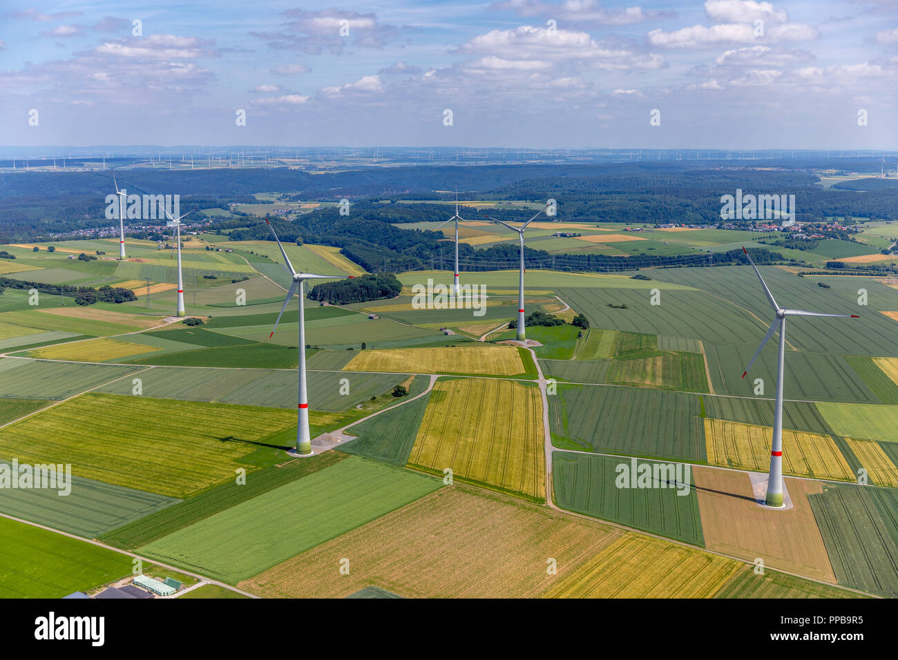 Luftaufnahme, Windpark, Windenergieanlagen auf landwirtschaftlichen Flächen, Briloner Hochfläche in der nähe von wülfte Alme, Brilon, Sauerland Stockfoto