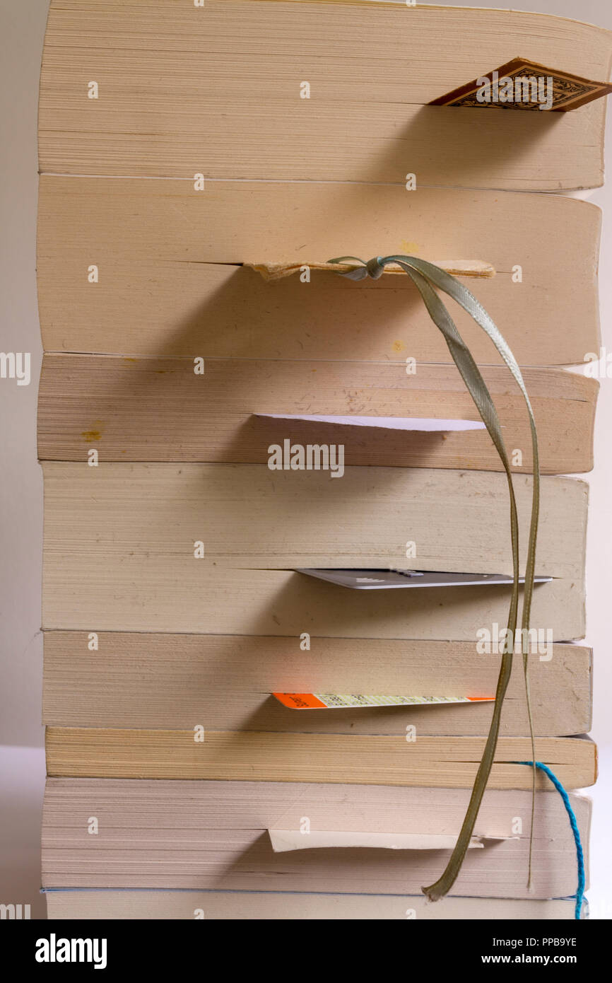 Ein Haufen von taschenbüchern mit Lesezeichen in allen von Ihnen (vertikale Ausrichtung) Stockfoto