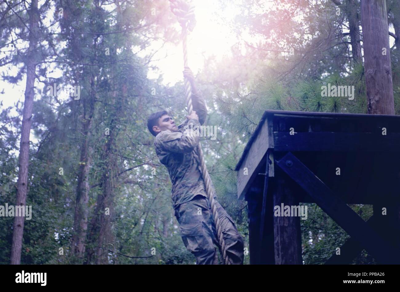 Staff Sgt. Raul Galvin, 519Th Military Police Battalion, 16 Military Police Brigade, Manöver durch ein Hindernis in der 16 Military Police Brigade Soldat, Offizier und Noncommissioned Officer des Quartals Wettbewerb in Fort Stewart, Georgia, 15 August, 2018. Der Parcours war eine von vielen Veranstaltungen während des zweitägigen Wettbewerbs durch die 385 Militärpolizei Bataillon gehostet werden. Die Gewinner des Wettbewerbs werden in der Jährlichen 16 militärischen Polizei Feuerwehr Soldat, Unteroffizier und Offizier des Jahres Wettbewerb schiefergedeckt für 2019 zu konkurrieren. Stockfoto