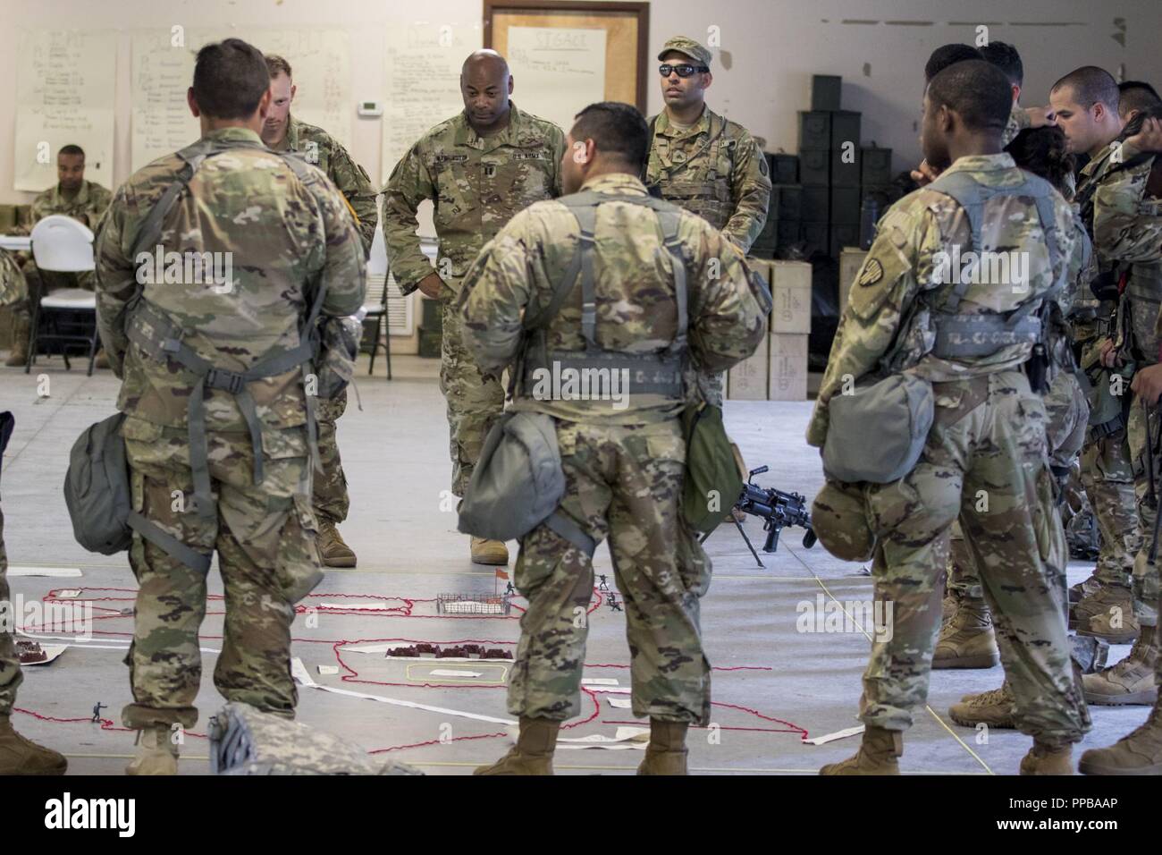 Soldaten der 107 Military Police Company, 104 Militärpolizei Bataillon, New York Army National Guard, für eine Basis Sicherheit Übung während der jährlichen Schulung der Einheit am Joint Base Mc Guire-Dix - Lakehurst, New Jersey, 13. August 2018 vorbereiten. Mitglieder des nationalen Schutzes sind in der Regel verpflichtet, eine jährliche Schulung Zeitraum (in der Regel 2 Wochen im Sommer) jedes Jahr, zusätzlich zu ihren eine Bohrmaschine Wochenende jedes Monats zu besuchen. Stockfoto Soldaten der 107 Military Police Company, 104 Militärpolizei Bataillon, New York Army National Guard, für eine Basis Sicherheit Übung während der jährlichen Schulung der Einheit am Joint Base Mc Guire-Dix - Lakehurst, New Jersey, 13. August 2018 vorbereiten. Mitglieder des nationalen Schutzes sind in der Regel verpflichtet, eine jährliche Schulung Zeitraum (in der Regel 2 Wochen im Sommer) jedes Jahr, zusätzlich zu ihren eine Bohrmaschine Wochenende jedes Monats zu besuchen. Stockfoto