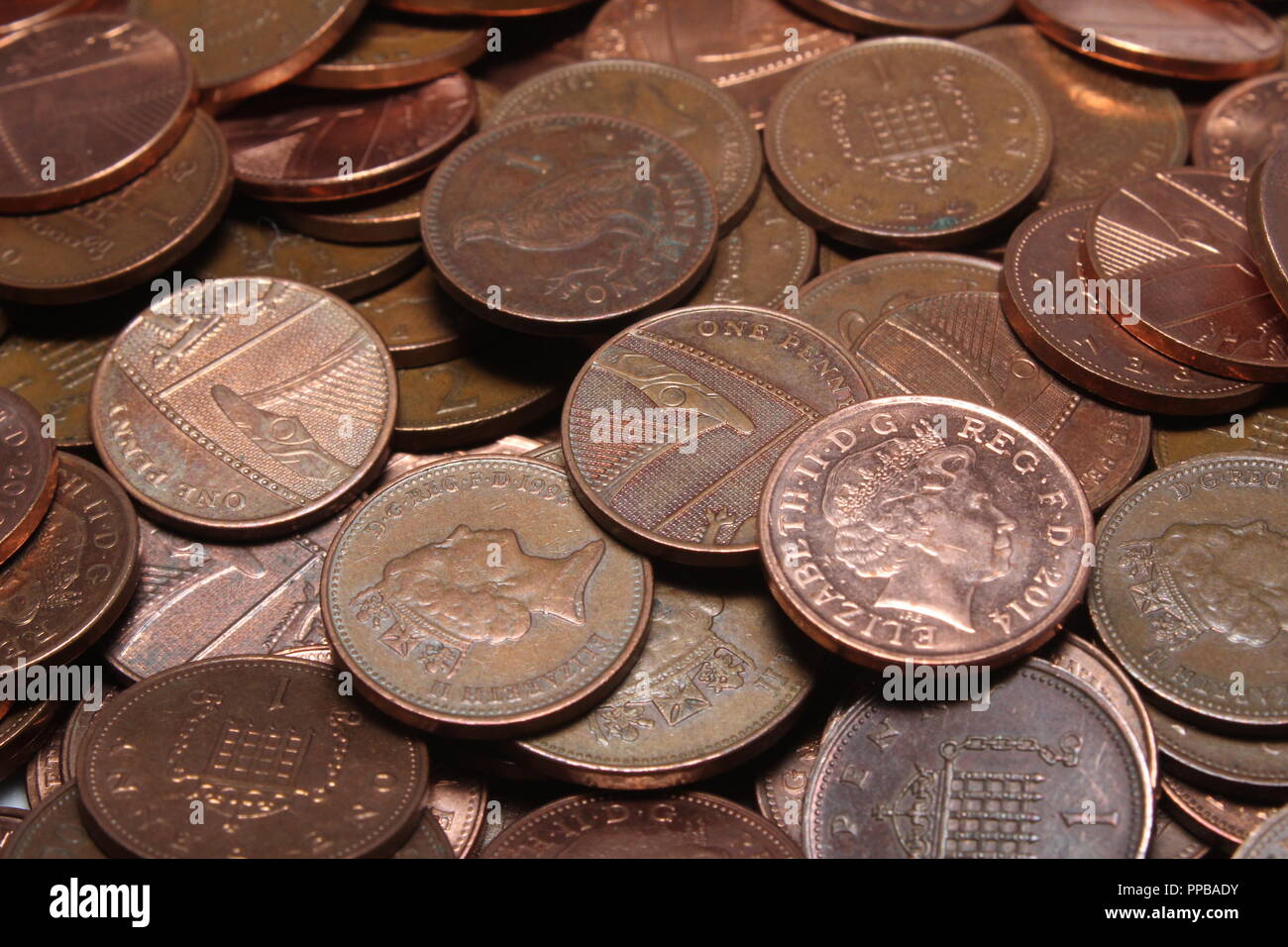 Ein Haufen verlieren ändern Britischen Kupfermünzen. Eine Nahaufnahme von 2p und 1p, UK Münzen. Stockfoto