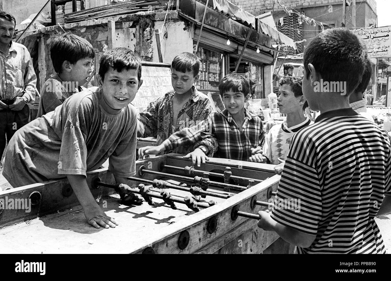 Gruppe von Jungs, Tischfußball. Palästinensische Flüchtlingslager von Sabra und Shatila, Beirut, Libanon 1998. Stockfoto
