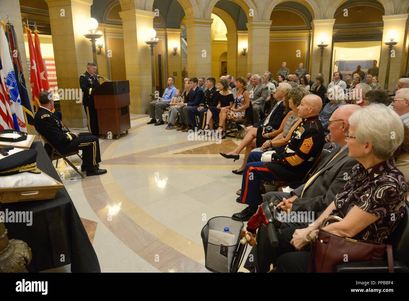 SAINT PAUL, Minnesota - Brig. Gen. Charles Kemper, dem Stellvertretenden Kommandierenden General für die Unterstützung von 34 Red Bull Infanterie der Minnesota National Guard Division, ist während einer Veranstaltung an der Minnesota State Capitol am 20.August 2018 gefördert. Die Förderung kommt als Kemper und über 600 seiner Kollegen Red Bulls Vorbereitung für ihre bevorstehenden Einsatz werden in den Nahen Osten später dieses Jahr. Stockfoto