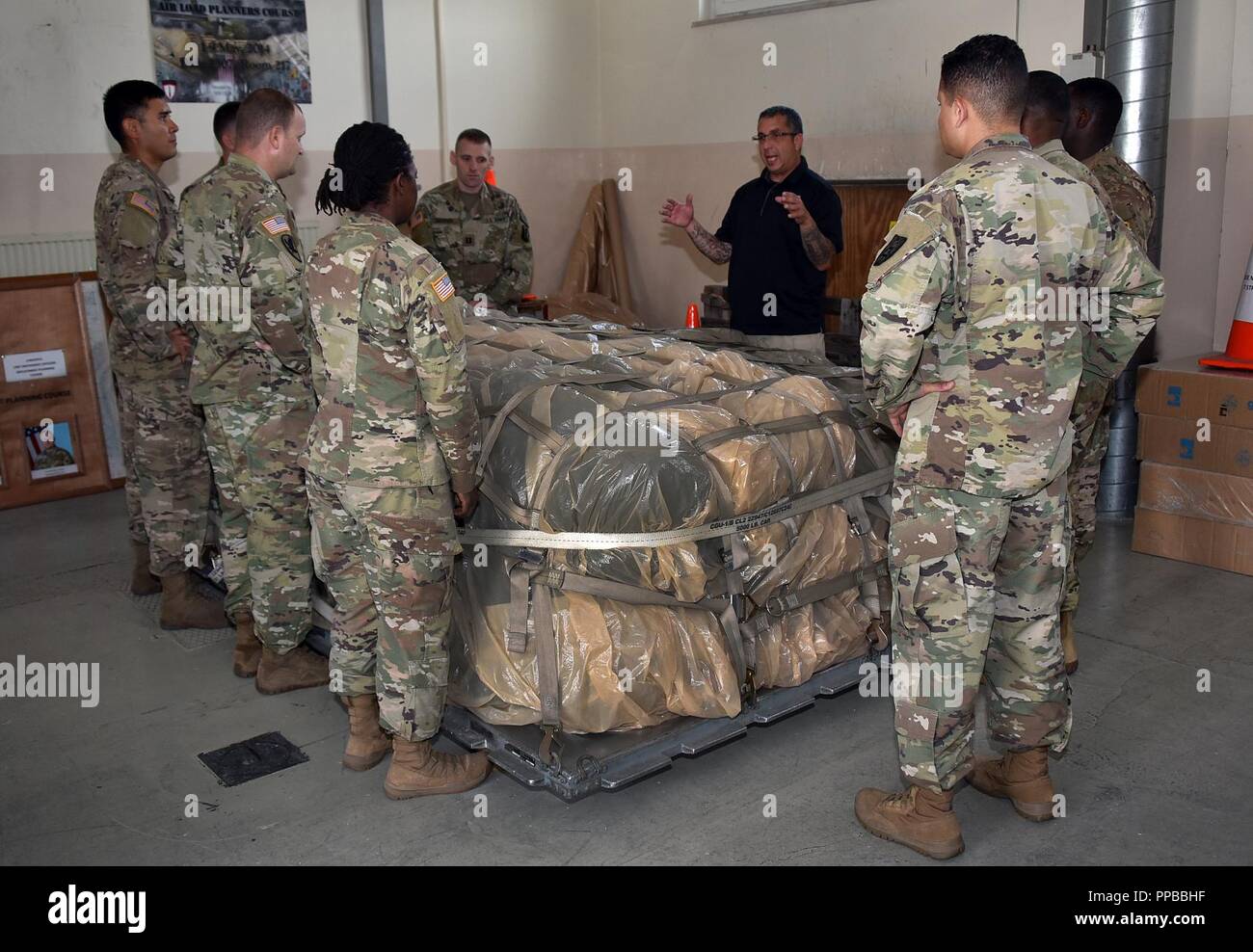 Herr Amador Sanchez, zentrale Texas College Instructor, lehrt Soldaten