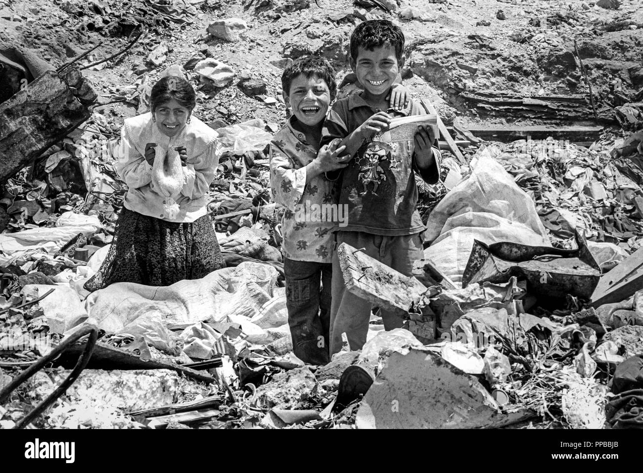 Kinder spielen in den Trümmern. Palästinensische Flüchtlingslager von Sabra und Shatila, Beirut, Libanon 1998. Stockfoto
