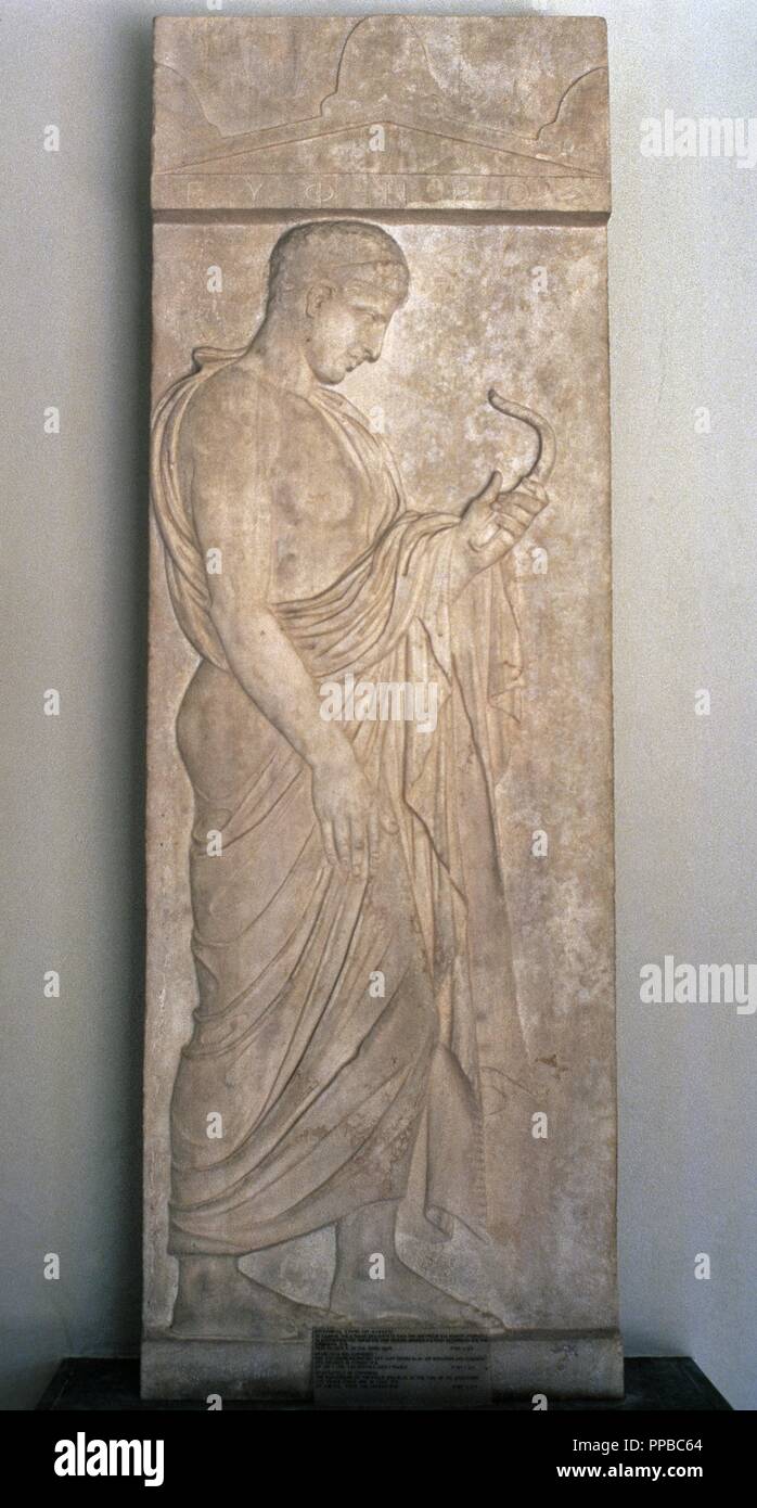 Grabstele des Eupheros zeigt einen jungen Athlet mit einem Striegel. Ca. 430 v. Chr.. Marmor. Archäologische Museum der Kerameikos. Athen. Griechenland. Stockfoto
