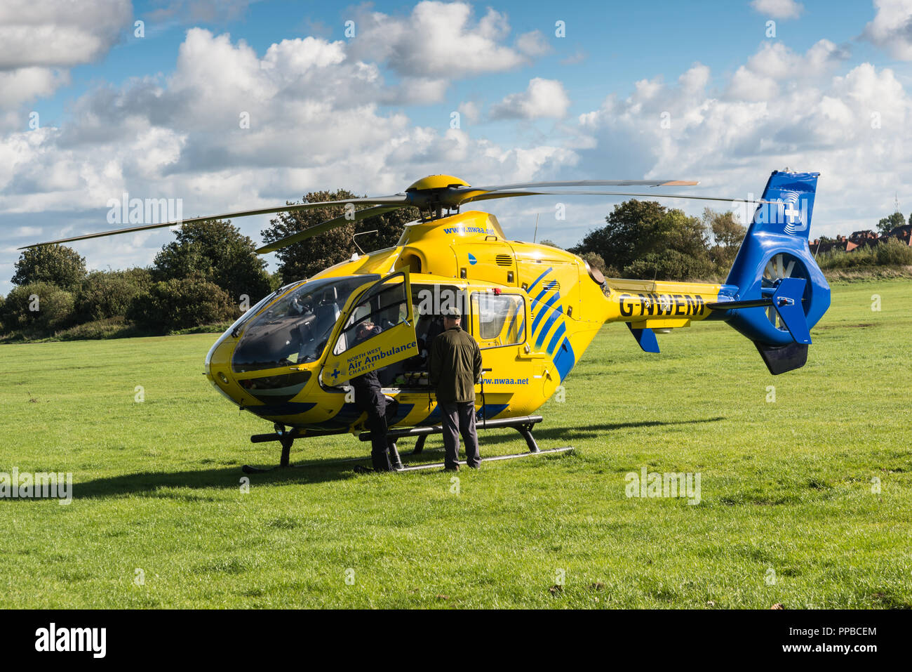 Die North West Air Ambulance landete in einer Wiese nach der Reaktion auf einen Notfall in Blackpool, Lancashire, UK. Stockfoto