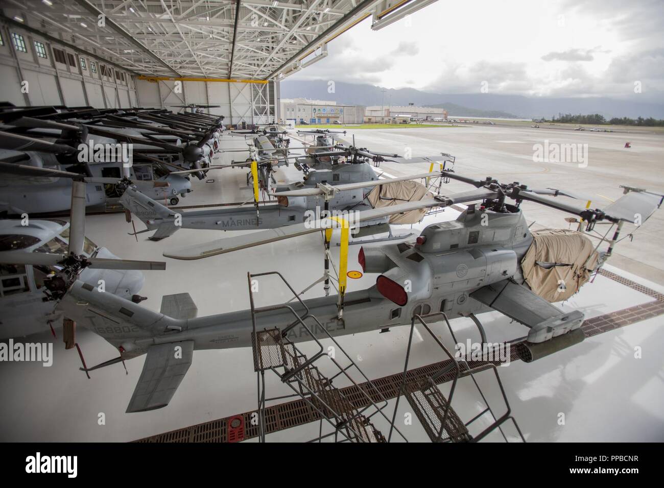 Us-Marines sichere Fahrzeuge, Flugzeuge und Anlagen vor dem Hurricane Lane Ankunft in Marine Corps Air Station (WAB) Kaneohe Bay, Marine Corps Base Hawaii (MCBH), 22.08.2018. Für die Sicherheit und den Schutz der Vermögenswerte, der US-Marines verhalten Hurrikan Vorbereitungen an Bord der Installation. Stockfoto