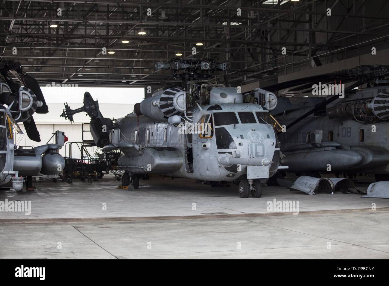 Us-Marines store CH-53E Super Stallion Hubschrauber der Marine schweren Helikopter Squadron 463 vor dem Hurricane Lane Ankunft in Marine Corps Air Station (WAB) Kaneohe Bay zugeordnet, Marine Corps Base Hawaii (MCBH), 22.08.2018. Für die Sicherheit und den Schutz der Vermögenswerte, der US-Marines verhalten Hurrikan Vorbereitungen an Bord der Installation. Stockfoto