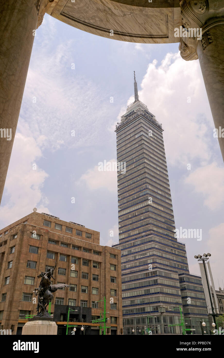 Die Lateinamerikanischen Turm Torre Latinoamericana vom Palacio de Bellas Artes in Mexiko-Stadt, Mexiko Stockfoto