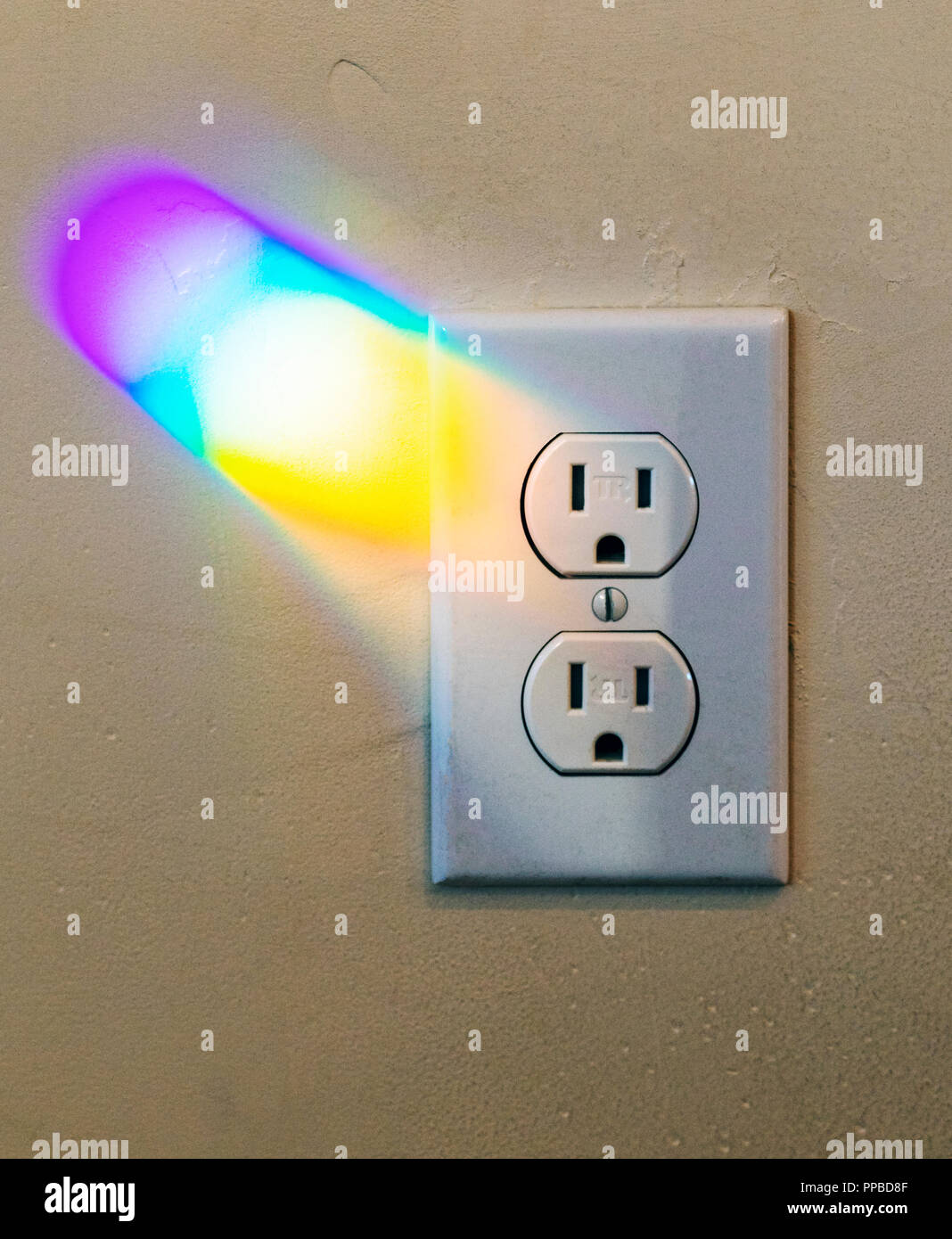 Regenbogen; Prisma der bunte Licht ; Haushalt elektrische Steckdose Stockfoto
