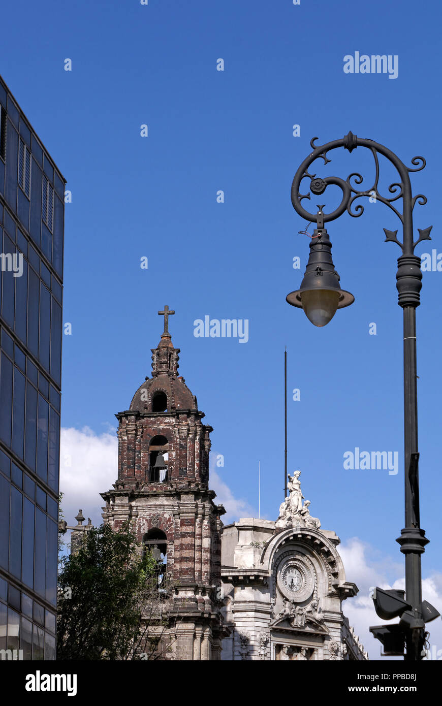 Kontrastierende spanische Kolonialarchitektur, 19. Jahrhundert Architektur und moderne Architektur in das Centro Historico, Mexico City Stockfoto