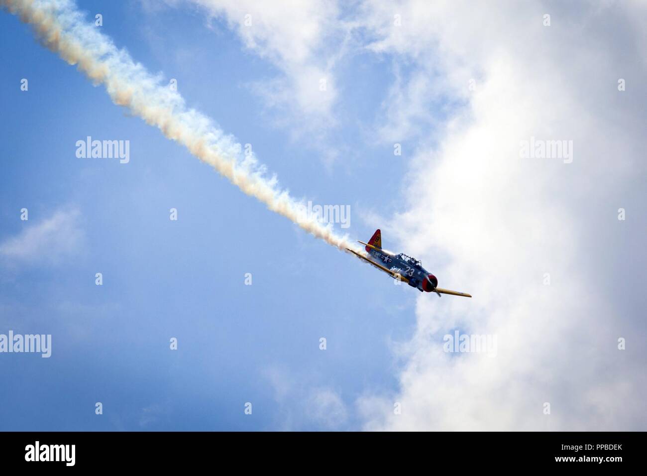 Jim Beasley jr., Air Force Heritage Flight Foundation Gründungsmitglied/Pilot, fliegt seine SNJ-5 Texan am 2018 Atlantic City International Airshow" 16. jährlichen Donner über den Boardwalk" in Atlantic City, New Jersey, 22.08.2018. Die Snj-5 ist eine Variante des T-6 Texan Advanced Trainer Flugzeuge Piloten aus dem Zweiten Weltkrieg zu trainieren, bis in die 70er Jahre. (New Jersey National Guard Stockfoto