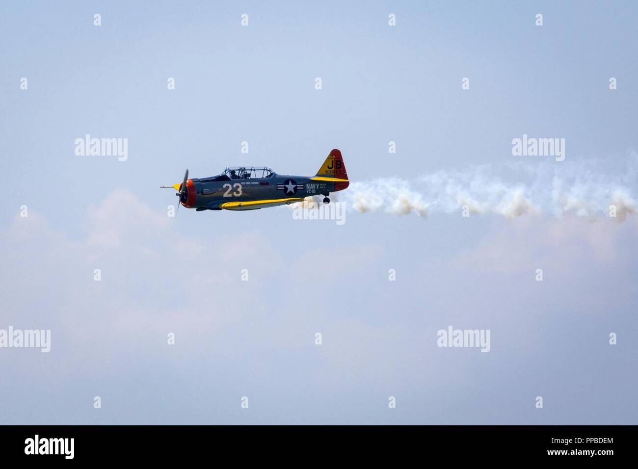 Jim Beasley jr., Air Force Heritage Flight Foundation Gründungsmitglied/Pilot, fliegt seine SNJ-5 Texan am 2018 Atlantic City International Airshow" 16. jährlichen Donner über den Boardwalk" in Atlantic City, New Jersey, 22.08.2018. Die Snj-5 ist eine Variante des T-6 Texan Advanced Trainer Flugzeuge Piloten aus dem Zweiten Weltkrieg zu trainieren, bis in die 70er Jahre. (New Jersey National Guard Stockfoto