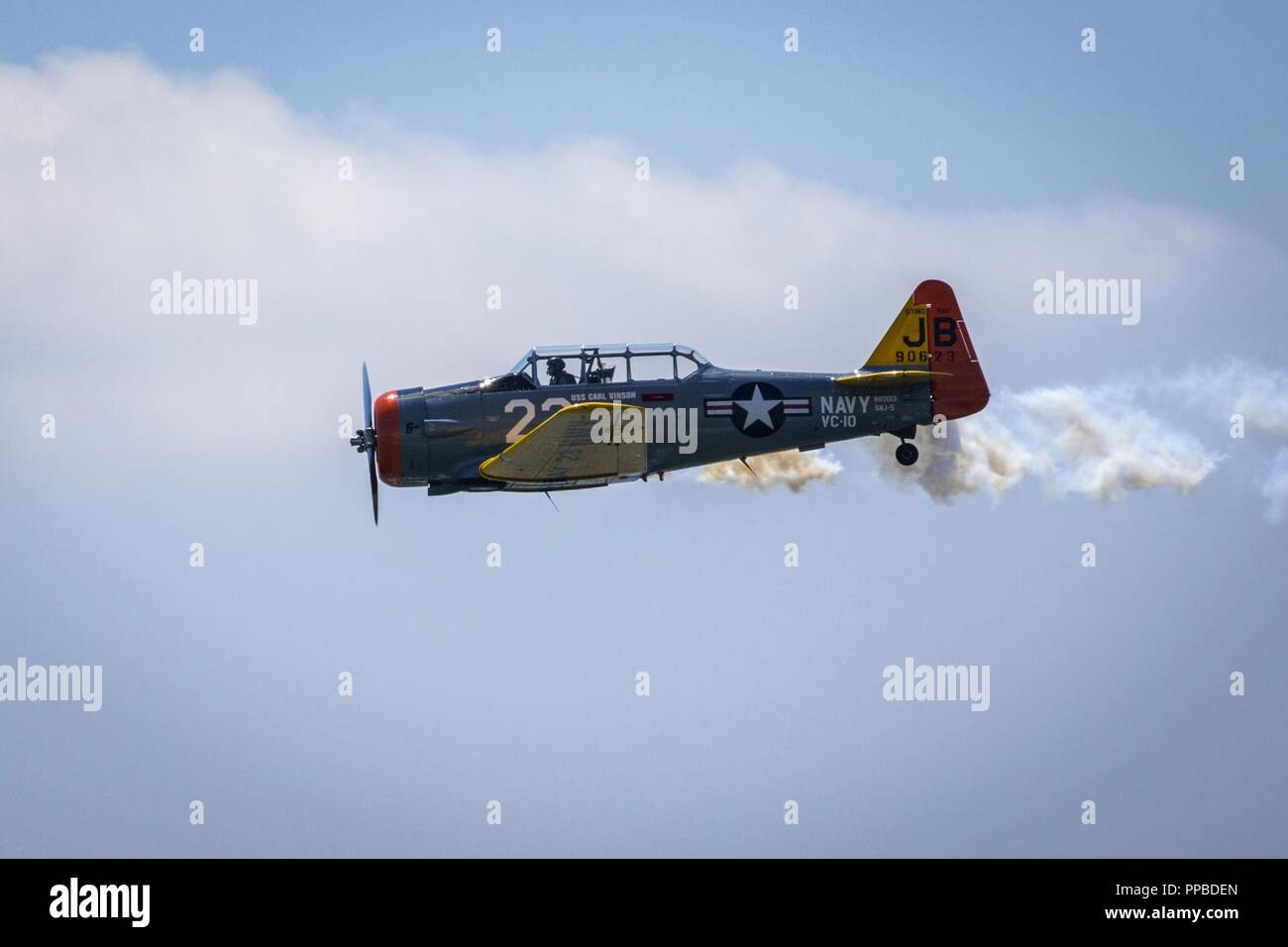 Jim Beasley jr., Air Force Heritage Flight Foundation Gründungsmitglied/Pilot, fliegt seine SNJ-5 Texan am 2018 Atlantic City International Airshow" 16. jährlichen Donner über den Boardwalk" in Atlantic City, New Jersey, 22.08.2018. Die Snj-5 ist eine Variante des T-6 Texan Advanced Trainer Flugzeuge Piloten aus dem Zweiten Weltkrieg zu trainieren, bis in die 70er Jahre. (New Jersey National Guard Stockfoto