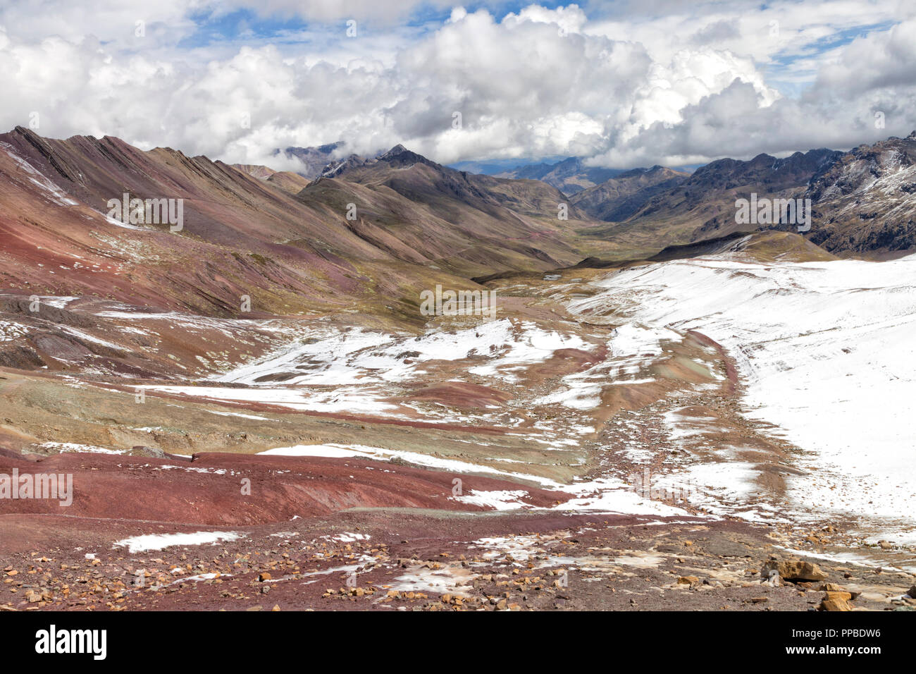 Bunte Berglandschaft mit Schichten von Mineralien, Schnee in den Tälern, Rainbow Berg, Vinicunca, Anden, Peru. Stockfoto