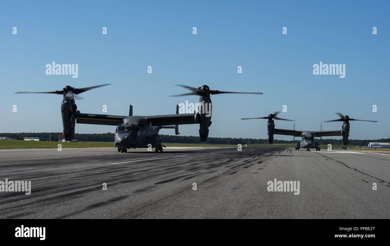 Zwei 8 Special Operations Squadron CV-22 Osprey Kipprotor-flugzeug Taxi in Richmond International Airport, Virginia, Aug 24., 2018. Flugzeuge aus dem 1 Special Operations Wing, Hurburt Field, Florida, eine Überführung über die Air Force Memorial in Arlington, Virginia, ehrt US Air Force Tech. Sgt. John Chapman, eine spezielle Taktik combat Controller, der posthum die Ehrenmedaille für seine außerordentlichen Heldentum in der Schlacht von Takur Ghar im März 2002 vergeben, während in Afghanistan bereitgestellt. Chapman ist die 19 Flieger, der Ehrenmedaille und der erste Flieger zu erhalten Stockfoto