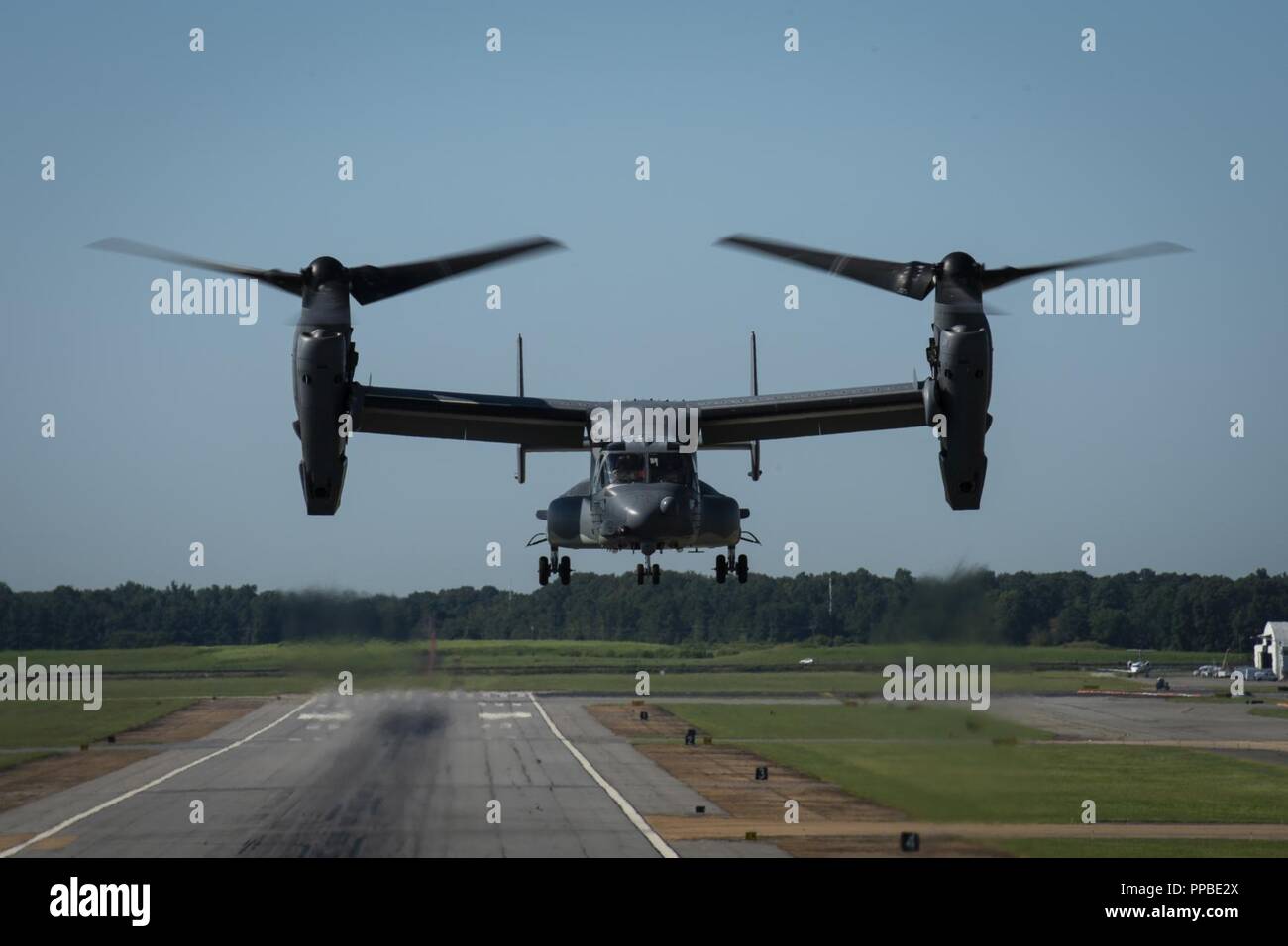 Ein 8 Special Operations Squadron CV-22 Osprey Kipprotor-flugzeug zieht aus Richmond International Airport, Virginia, Aug 24., 2018. Flugzeuge aus dem 1 Special Operations Wing, Hurburt Field, Florida, eine Überführung über die Air Force Memorial in Arlington, Virginia, ehrt US Air Force Tech. Sgt. John Chapman, eine spezielle Taktik combat Controller, der posthum die Ehrenmedaille für seine außerordentlichen Heldentum in der Schlacht von Takur Ghar im März 2002 vergeben, während in Afghanistan bereitgestellt. Chapman ist die 19 Flieger die Ehrenmedaille und die ersten Airm zu erhalten Stockfoto