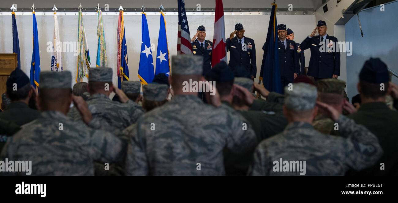 Gemeinsame service Mitglieder render begrüßt während das Singen der Nationalhymne bei einem Wechsel des Befehls Zeremonie für Alaskan North American Aerospace Defense Command, Alaskan Befehl, und der elfte Air Force an Joint Base Elmendorf-Richardson, Alaska, Nov. 24, 2018. Us Air Force Generalleutnant Tom Bussiere das Kommando der Luftwaffe Generalleutnant Ken Wilsbach. Familie, Freunde, Arktis Krieger und bürgerliche Führer aus den umliegenden Gemeinden an der Zeremonie, die gemeinsam von Haughnessy US Air Force General Terrence J. O'S, Kommandant der United States Northern Command und Norden amtierte Stockfoto