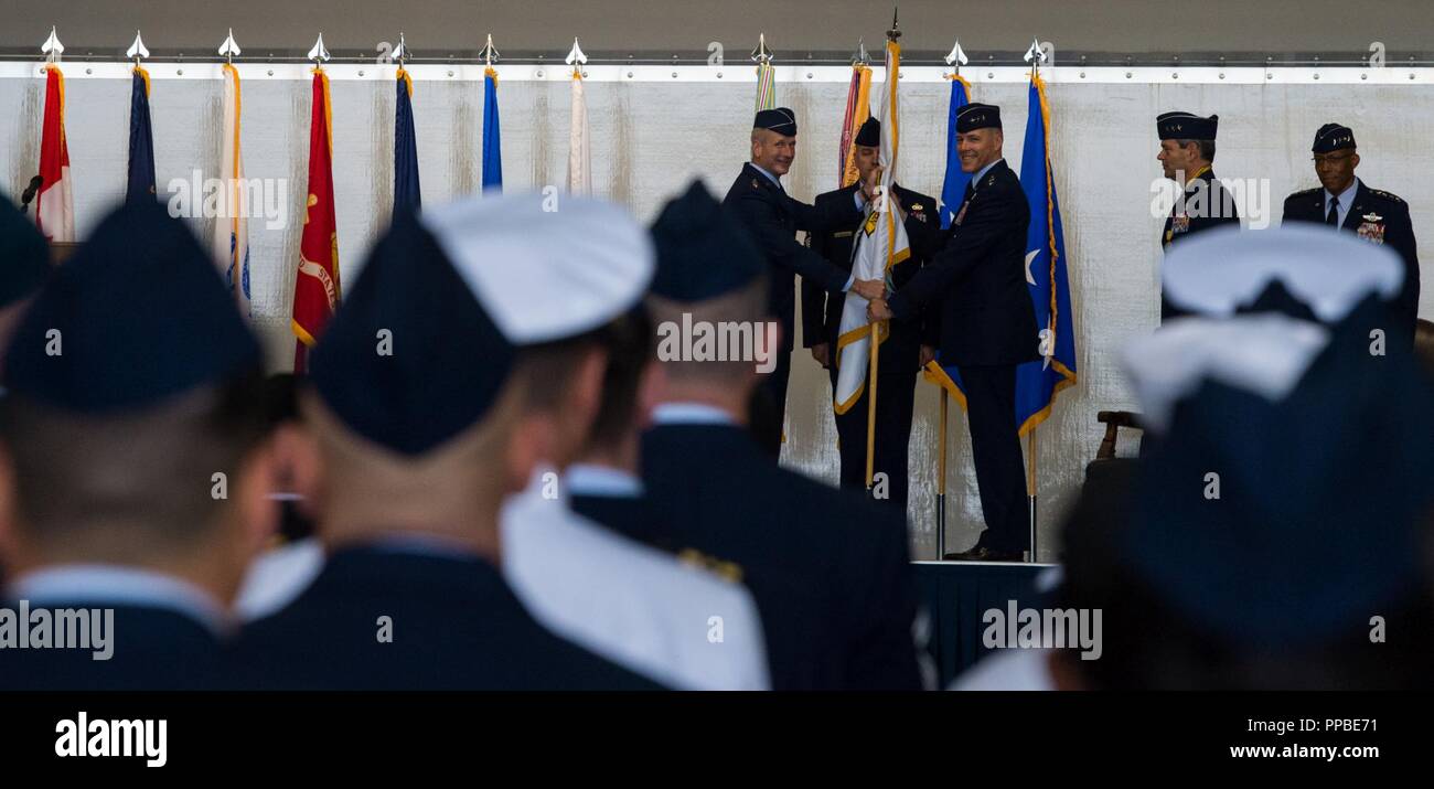 Us Air Force Generalleutnant Tom Bussiere übernimmt das Kommando von Alaskan North American Aerospace Defense Command, Alaskan Befehl, und der elfte Air Force des scheidenden Kommandeur, Generalleutnant Ken Wilsbach, während eine Änderung der Befehl Zeremonie im Hangar 1 am Joint Base Elmendorf-Richardson, Alaska, Aug 24, 2018 statt. Familie, Freunde, Arktis Krieger und bürgerliche Führer aus den umliegenden Gemeinden an der Zeremonie, die gemeinsam von der Luftwaffe Gen. Terrence J. O'Shaughnessy, Kommandant der United States Northern Command und North American Aerospace Defense Command und Gen. Charles Q. amtierte Stockfoto