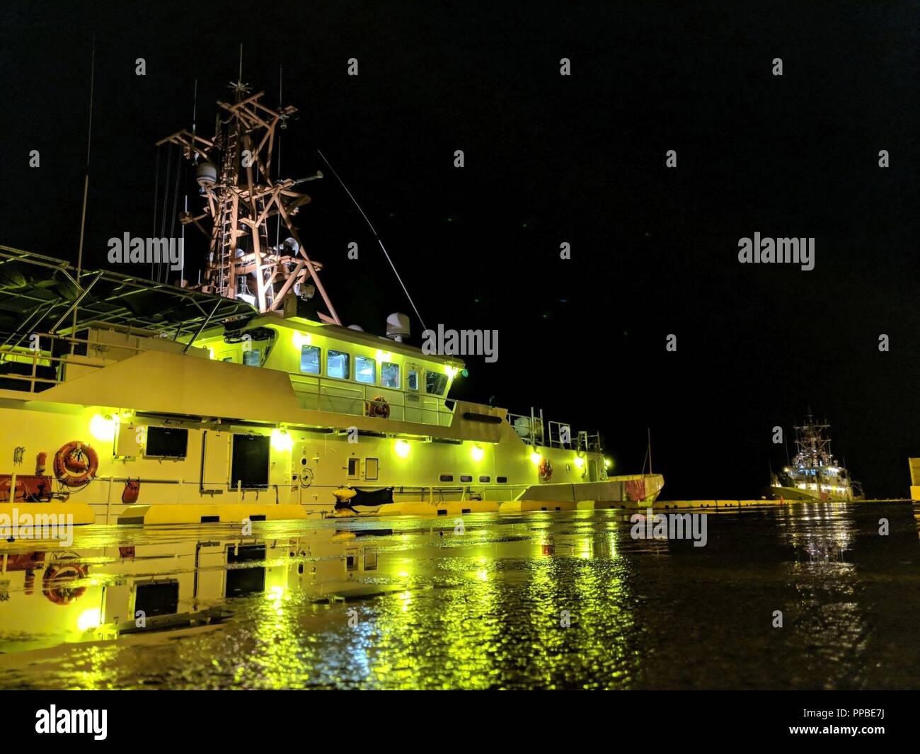 Der U.S. Coast Guard Cutter Joseph Gerczak (WPC 1126) und Oliver Berry (WPC 1124) bei Hilo Bay, Hawaii, 23.08.2018. Die Schiffe von Oahu zu vermeiden, den Sturm und die Bühne bereit sein zu reagieren. Stockfoto