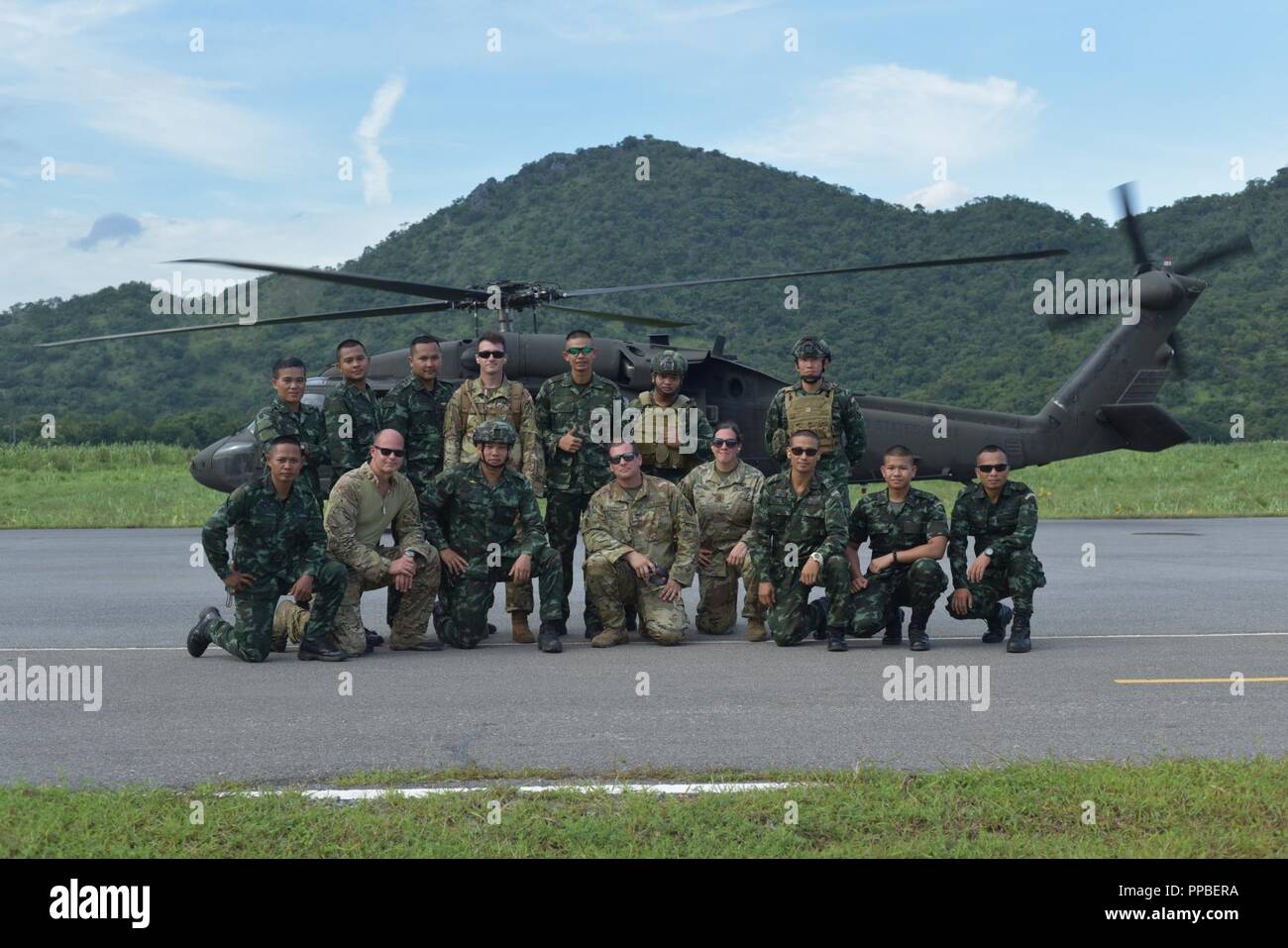 Eine Crew von 16 Combat Aviation Brigade C Company, 1-52 Allgemeine Unterstützung Aviation Battalion und Soldaten aus speziellen des Washington Army National Guard Operationen Loslösung - Pazifik ausgebildeten Royal Thai Army Rangers auf Luft medivac Verfahren 12.08.23 Während Hanuman Guardian 2018. Das Training war Teil einer 4-tägigen Tactical combat Casualty care Klasse zwischen der SOD-P Soldaten und die Förster. Mehr als 500 US-Army, Army National Guard und Royal Thai Army Soldaten beteiligen sich an der 11-tägigen bilaterale Übung, der USA und des Königreichs Thailand Engagement zeigt Stockfoto