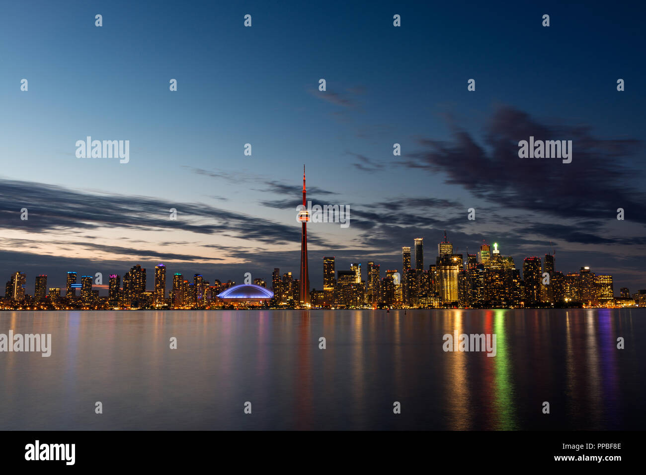 Die beleuchtete Skyline von Toronto mit Lake Ontario im Vordergrund, wie aus der Mitte Insel gesehen. Stockfoto