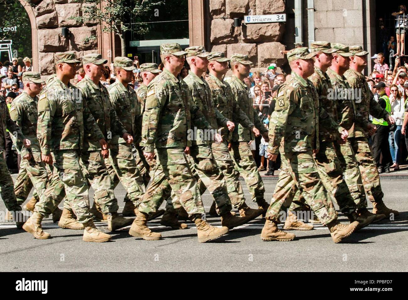 Soldaten des 278Th Armored Cavalry Regiment März in der ukrainischen Unabhängigkeit Day Parade in Kiew, 12.08.24. Stockfoto