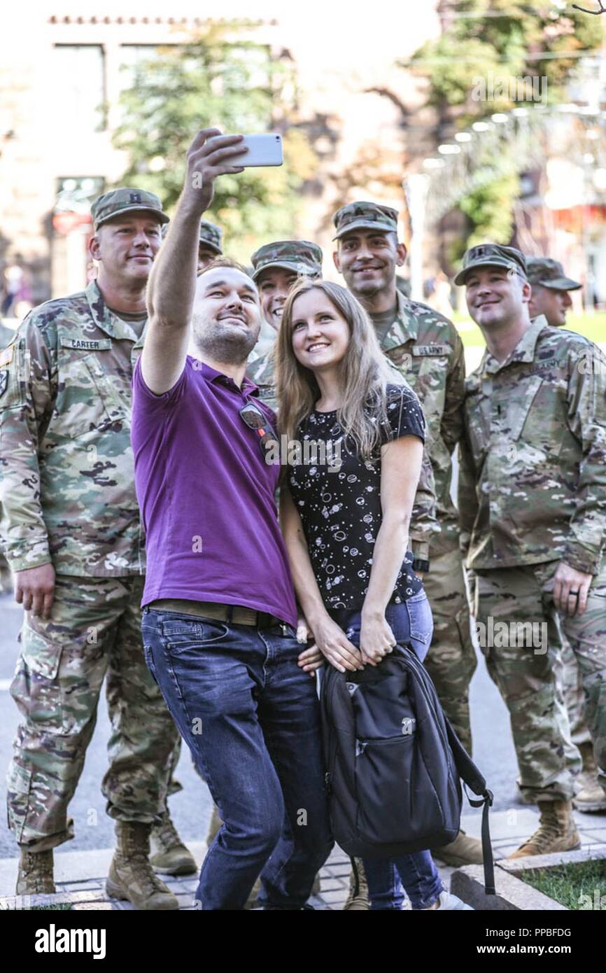 Die ukrainer nehmen selfies mit US-Soldaten des 278Th Armored Cavalry Regiment während der ukrainischen Unabhängigkeit Day Parade in Kiew, 12.08.24. Stockfoto