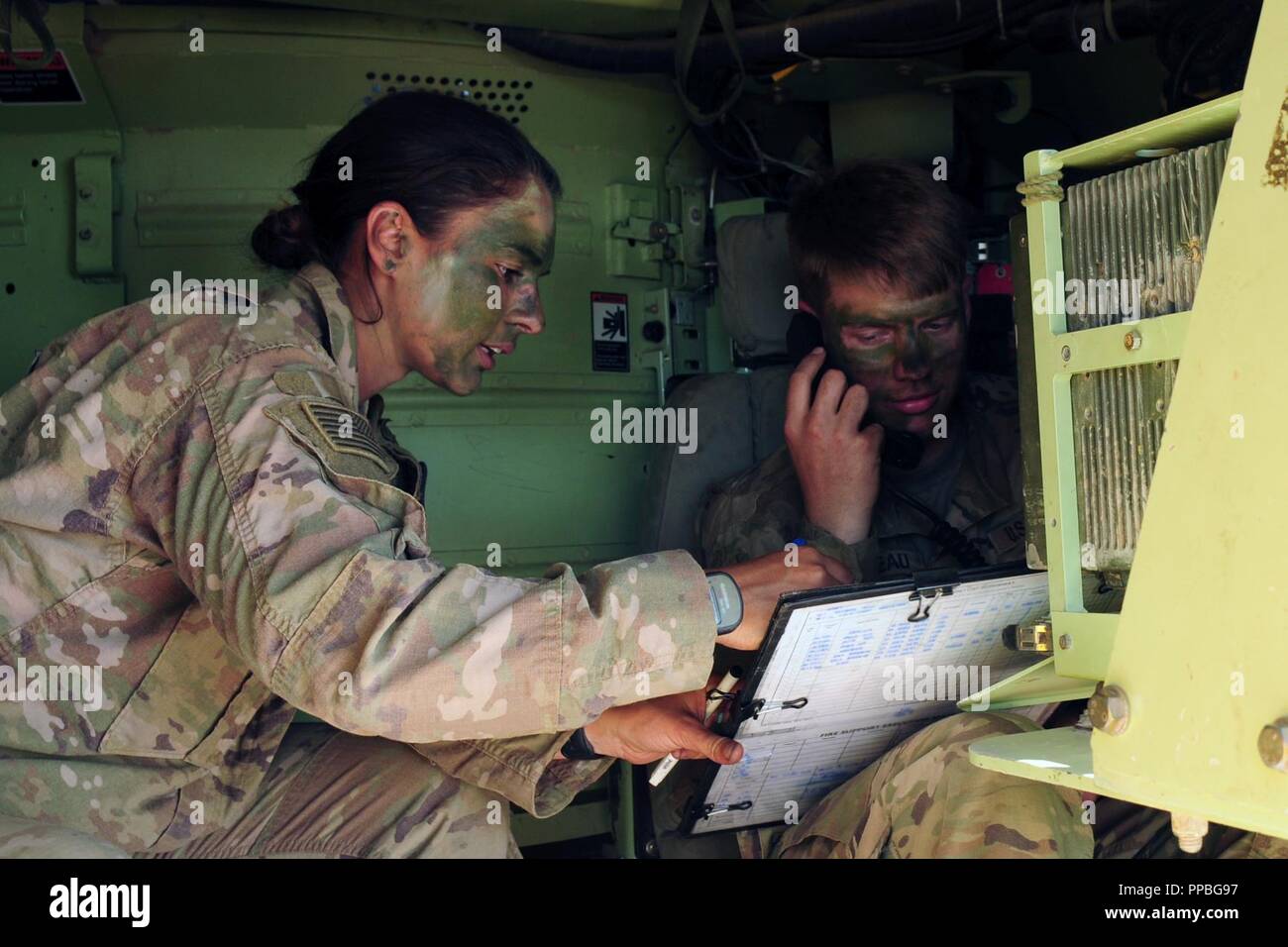 Us-Armee Sgt. Holly Barbera, Links, Trainer der US-Armee Pfc. Ryan Gonyeau auf Abruf für Brand Übung in einem Bradley Fire Support Team Fahrzeug bei Smardan Training Area, Rumänien, Aug 28., 2018. Die Soldaten der 1. Battalion, 82nd Field Artillery Regiment zu Charlie Company angebracht, 2 Battalion, 5th Cavalry Regiment, 1st Armored Brigade Combat Team, 1.Kavallerie Division für Atlantic lösen, ein bleibendes Training übung zwischen der NATO und US-Streitkräften eingesetzt. Stockfoto