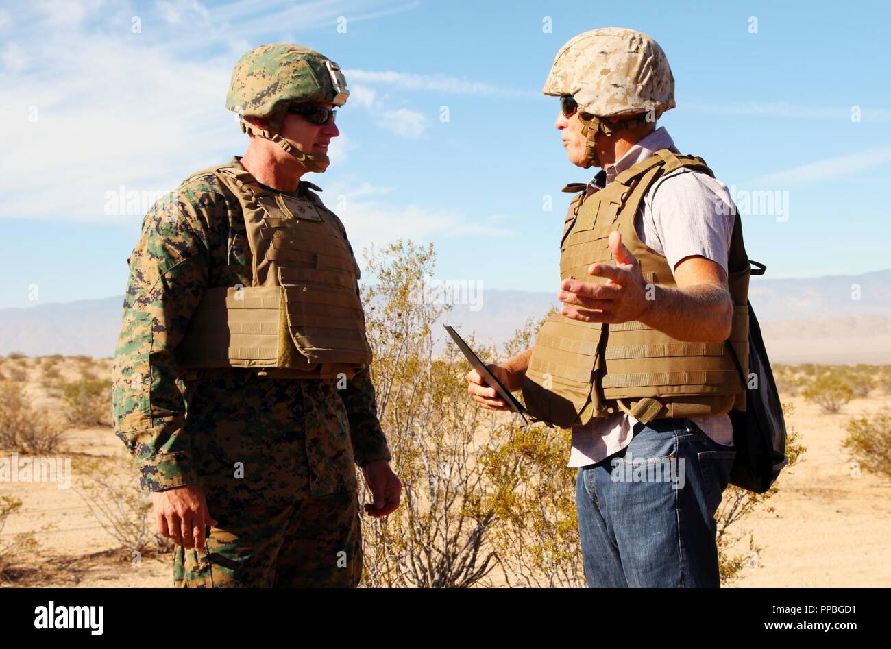 Yucca Valley Bürgermeister Rick Denison, rechts, präsentiert BGen Roger B. Turner jr., Combat Center Kommandierender General, mit einem Zertifikat der Anerkennung zum Gedenken an den Live-Fire Training übung in der Galway See Training Bereich im Johnson Valley Exklusiven militärischen Bereich verwenden, Marine Corps Air Ground Combat Center, Twentynine Palms, Calif., Aug 24., 2018. (Marine Corps Stockfoto