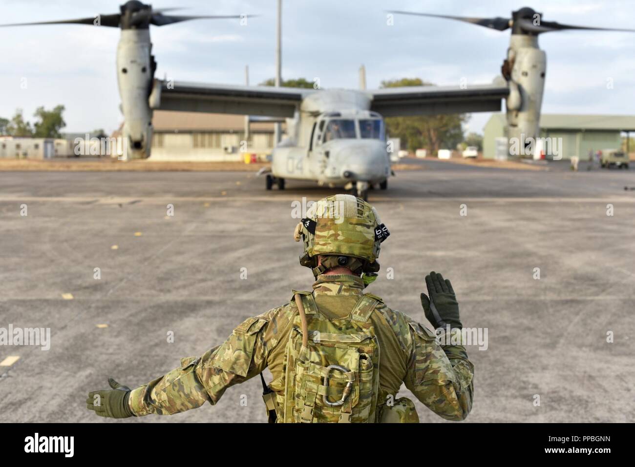 Ein Mitglied der australischen Armee führt eine MV-22 Osprey von Marine Medium Tiltrotor Squadron 268 (VMM-268) an der Royal Australian Air Force Base, Darwin, Nov. 27, 2018. Der ADF hat einen Boden - Tanken aus der C-130J Hercules Osprey mit Marine Drehkraft - Darwin. Dieses auftanken Versuch war, das erste mal die Enhanced Air Initiative mit der Luftfahrt Funktionen nicht an die United States Air Force zugewiesen integriert hat. Durch kombinierte Ausbildung und bessere Interoperabilität, der EAC-Initiative verbessert die Funktionen beider Kräfte und Positionen beide Nationen besser bzw. Stockfoto