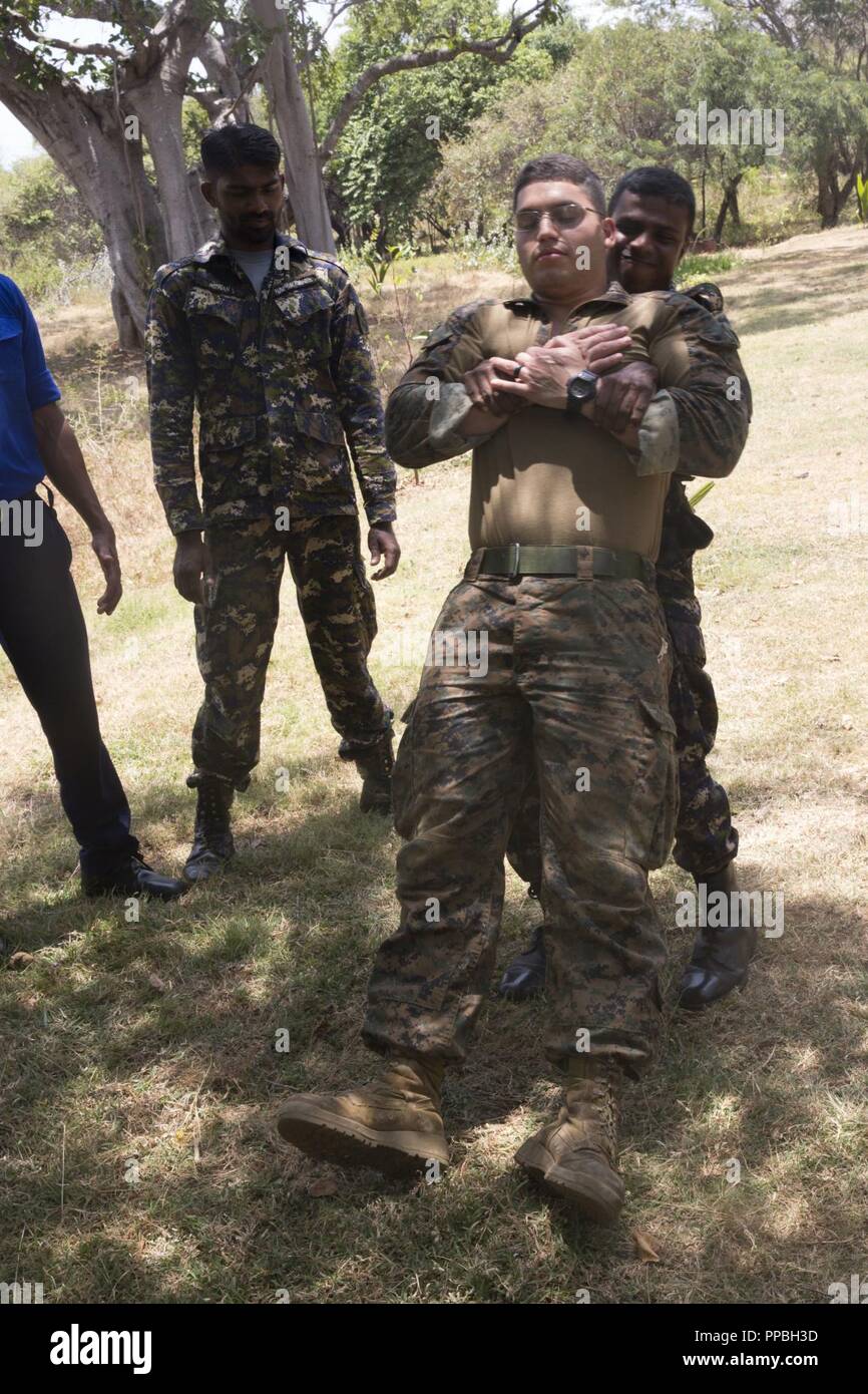 SRI LANKA - EIN U.S. Navy Corpsman für die 13 Marine Expeditionary Unit Praktiken medizinische Antworten mit Sri Lankan Navy medizinisches Personal (MEU) während einer planmäßigen Einsatz der Essex Amphibious Ready Group (ARG) und 13 MEU, 25. August 2018. Die San Antonio-Klasse amphibious Transport dock USS Anchorage LPD (23) und die eingeschifften Marineinfanteristen des 13. MEU führen ein Theater Sicherheit Zusammenarbeit Übung mit der Sri Lankan Navy und Marine Marines. Teil einer wachsenden US-Sri Lanka naval Partnerschaft, die Übung ist auch eine Gelegenheit für die USA Siebente Flotte lokales Protokoll zu erkunden Stockfoto