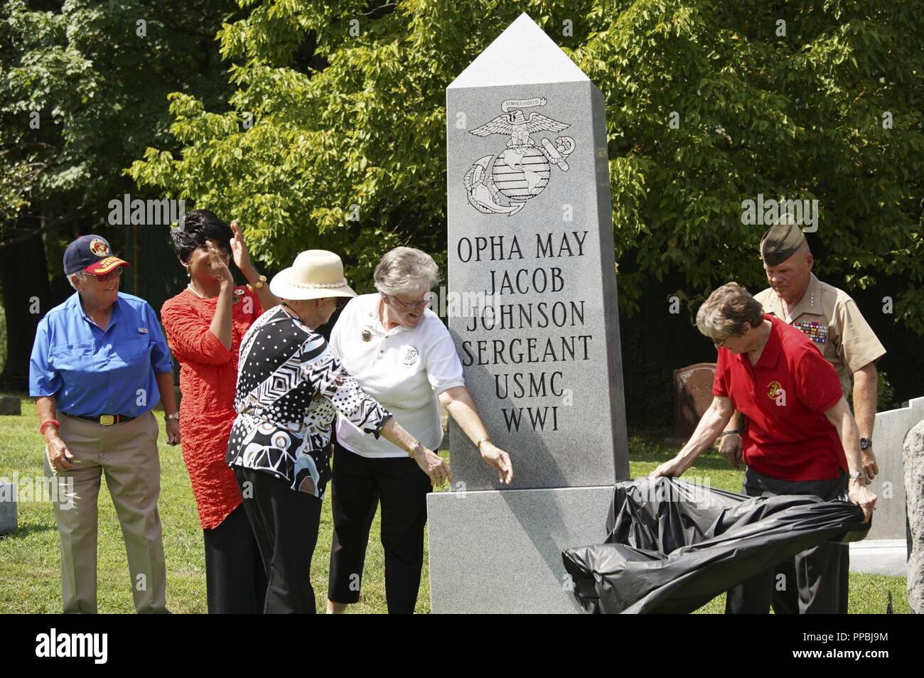 Kommandant des Marine Corps Gen. Robert B. Neller und Mitglieder der Frauen Marines Verein ein Denkmal an die Grabstätte von Opha kann Johnson, St. Paul's Rock Creek Cemetery, Washington, D.C., Aug 29, 2018 vorstellen. Das Denkmal wurde von den Frauen Marines Vereins der 100 Jahre Frauen in der Marine Corps zu gedenken. Stockfoto