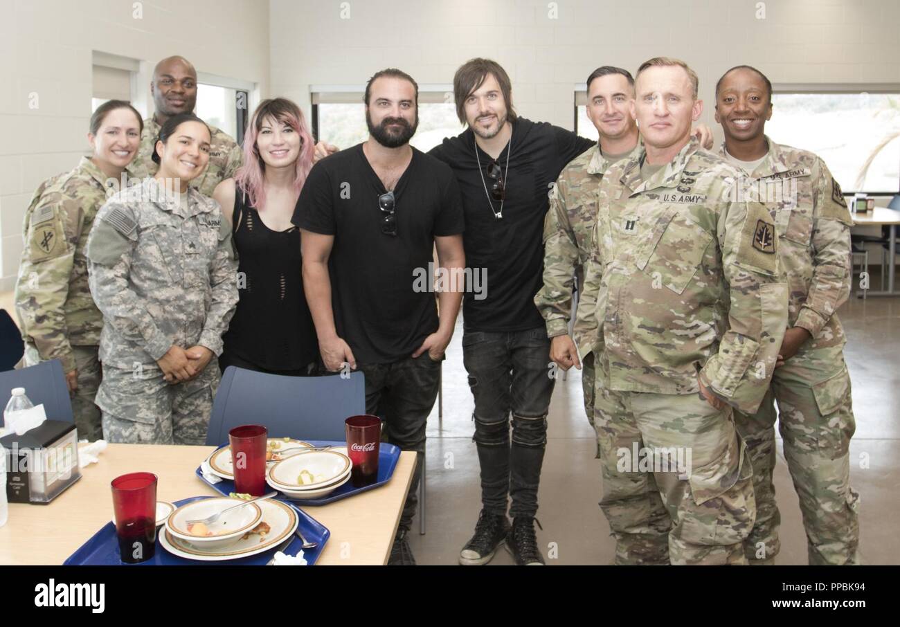 Joint Task Force Guantanamo Troopers posieren für ein Foto mit den ...