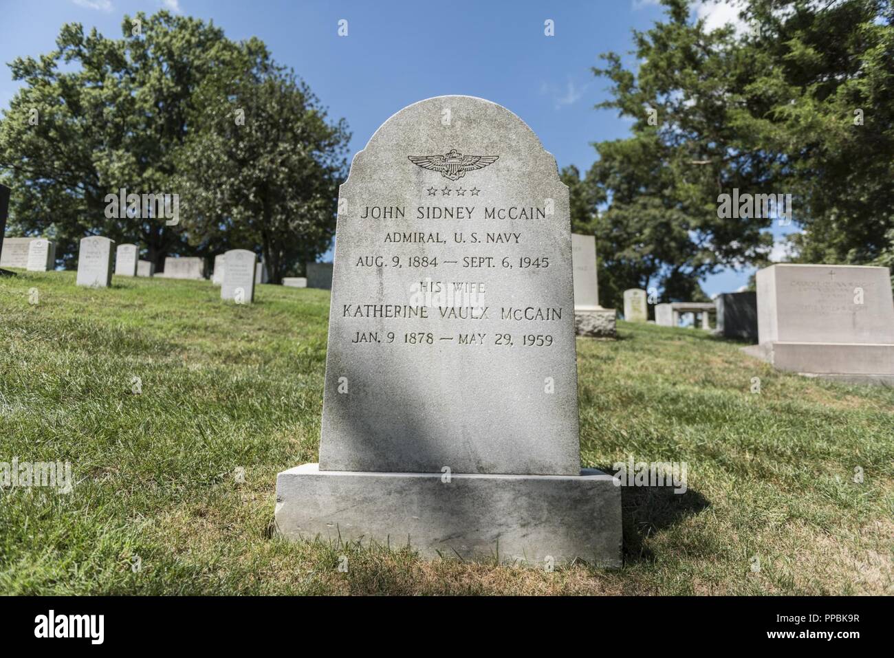 Grabstein der U.S. Navy Adm. John Sidney McCain "Durchlauf" Sr. In Abschnitt 3 der Arlington National Cemetery, Arlington, Virginia, 30. August 2018. Geboren am 9. August 1884, McCain studierte an der US Naval Academy in 1906. Er diente, wie der technische Offizier auf San Diego (ACR-6) während des Ersten Weltkrieges, bis Mai 1918. Er ging auf Flugzeuge, Südpazifik und Südpazifik Kraft, während die Salomonen Kampagne 1942 auf Befehl. Später, er TF-38 während der Fahrt in die Philippinen geboten, die Erfassung von Okinawa und die Kapitulation Japans. Für diesen Befehl erhielt er das Navy Cross. McCain starb Sep Stockfoto