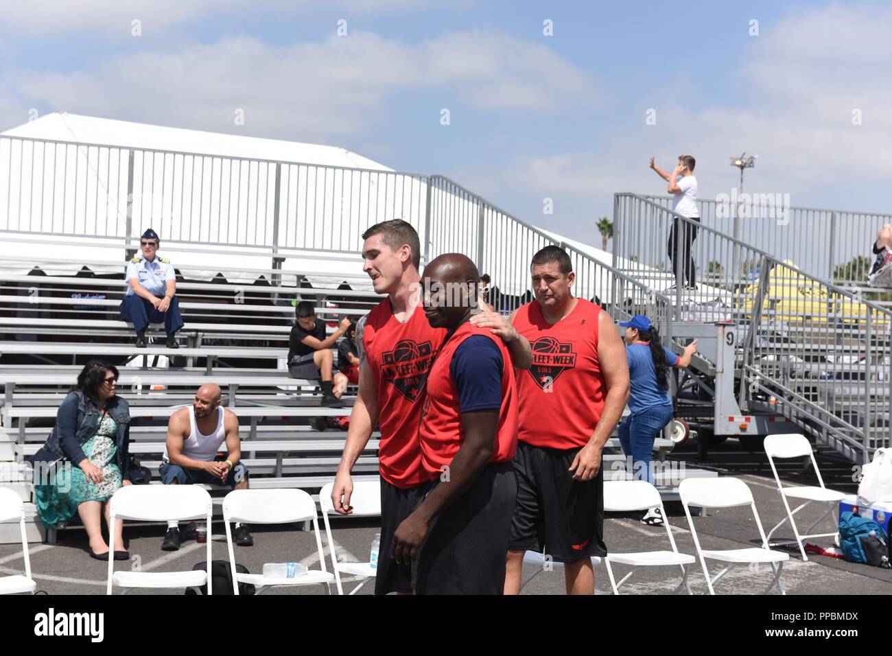 Coast Guard Chief Petty Officer Robert Jackson, Fähnrich Sean Stickney, und Lt Cmdr Richard Mach, alle zu Sektor Los Angeles-Long Beach zugeordnet umarmen einander nach ihrem ersten Turnier Spiel gewinnen gegen Team Busciano in die 2018 LA FLOTTE Woche 5-on-5 Basketball Turnier in San Pedro, Kalifornien, 1. September 2018. Team Coast Guard1 besiegt Team Busciano 45-37 zu den Halbfinalen des Turniers zu gelangen. Stockfoto