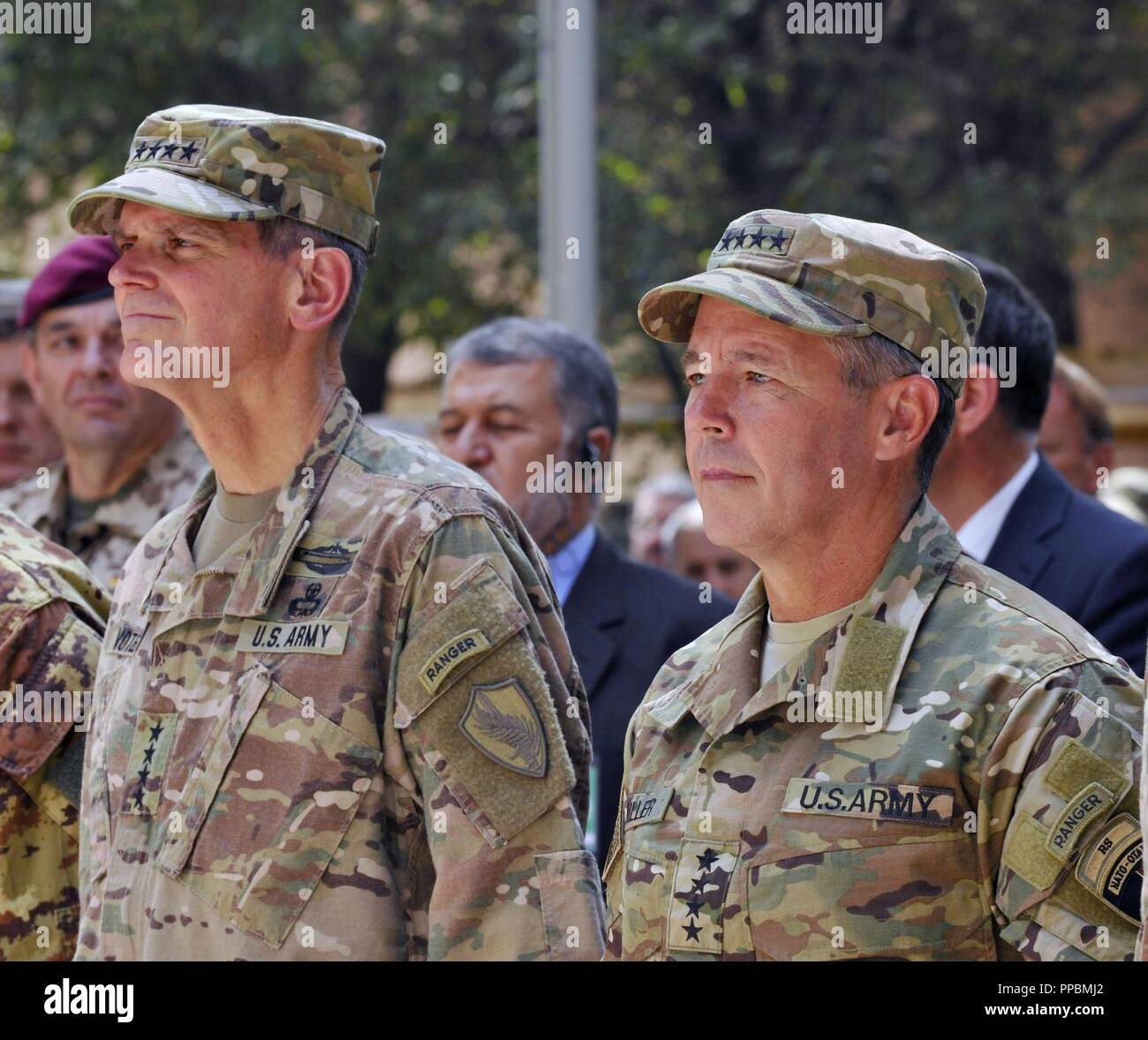 KABUL, Afghanistan (2. September 2018) - - US-Armee General Joseph Votel, United States Central Command Commander und Gen. Scott Miller, der entschlossenen Unterstützung Mission Commander, stand als die NATO-Hymne wird bei der entschlossenen Unterstützung der Mission Ändern des Befehls in Kabul, Afghanistan spielte, den 2. September 2018. Stockfoto