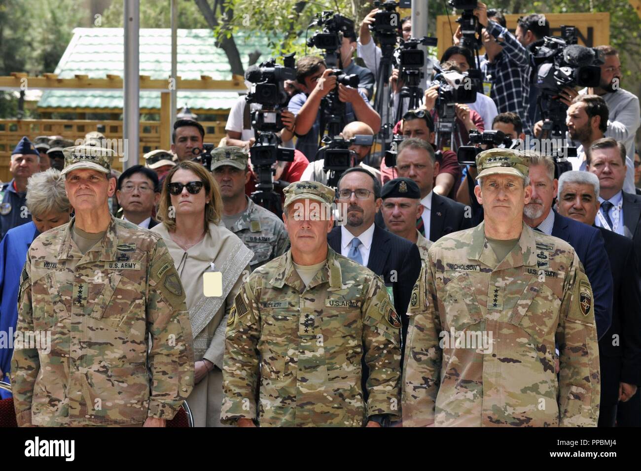 KABUL, Afghanistan (2. September 2018) - - US-Armee General Joseph Votel, United States Central Command Commander, General Scott Miller, der entschlossenen Unterstützung mission Commander und General John Nicholson, ausgehende entschlossenen Unterstützung mission Commander, stand für das Spielen des NATO-Hymne bei einem Befehl Zeremonie in Kabul, Afghanistan, September 2, 2018. Stockfoto