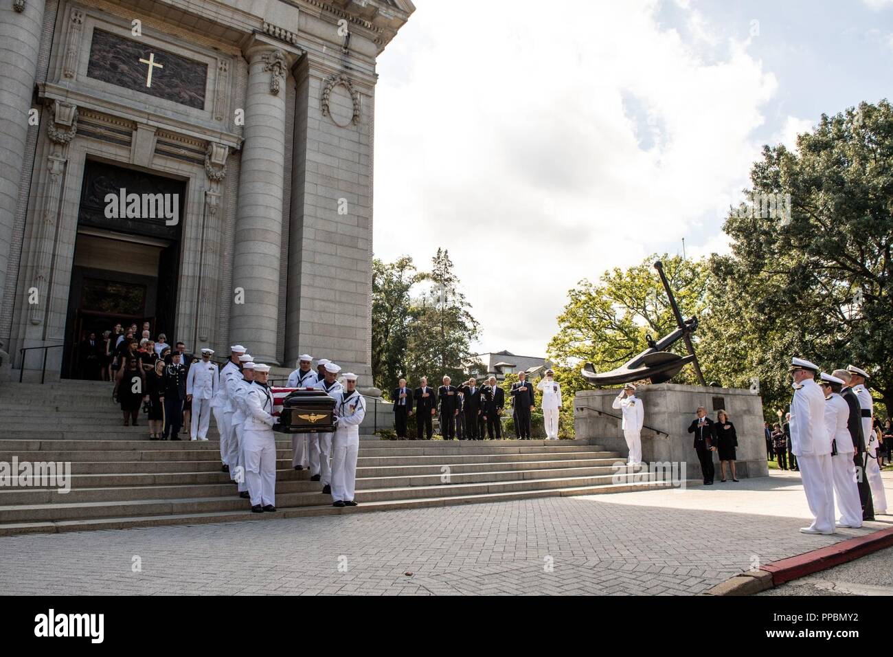 Md. (Bis 30. 2, 2018) Marine Körper Träger der Sarg des Verstorbenen Senator John McCain zu einem Pferd bewegen - gezeichnete caisson nach seiner Beerdigung service an der United States Naval Academy Kapelle, Sept. 2, 2018. John Sidney McCain III graduierte von der United States Naval Academy in 1958. Er war ein Pilot der US Navy von 1958 bis 1981. Von 1967 bis 1973 war er als Kriegsgefangener in Vietnam. Er erhielt zahlreiche Auszeichnungen, darunter den Silbernen Stern, Legion of Merit, Lila Herz, und Distinguished Flying Cross. Stockfoto