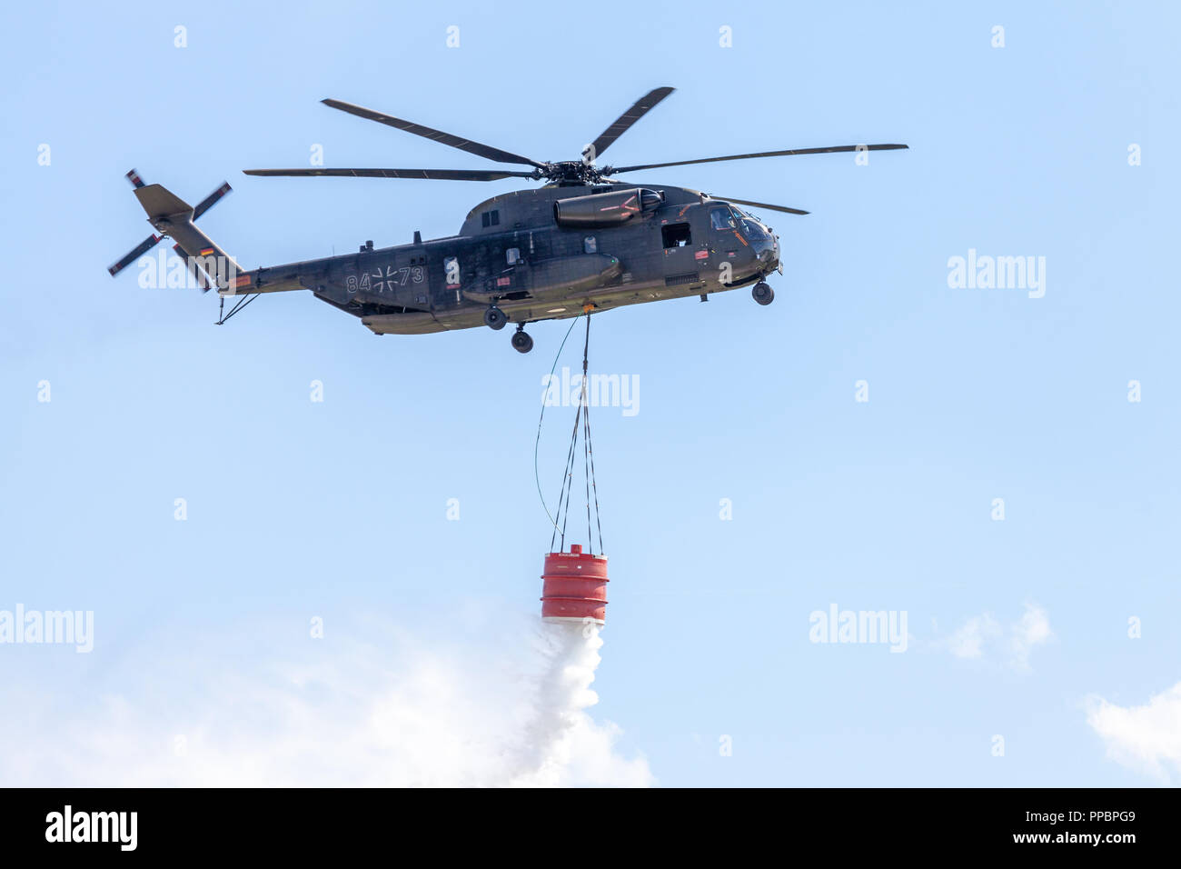 BERLIN/Deutschland - VOM 28. JUNI 2018: Sikorsky S-65, Transporthubschrauber CH-53 der Bundeswehr fliegt mit einem Wassertank in Berlin, Deutschland. Stockfoto