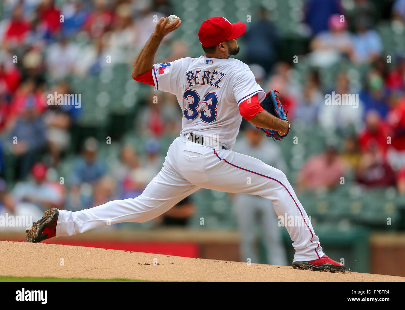 Arlington, Texas, USA. 23 Sep, 2018. Texas Förster Krug Martin Perez (33) Plätze im ersten Inning des MLB Spiel zwischen der Seattle Mariners und der Texas Rangers bei Globe Life Park in Arlington, Texas. Texas gewann 6-1. Tom Sooter/CSM/Alamy leben Nachrichten Stockfoto